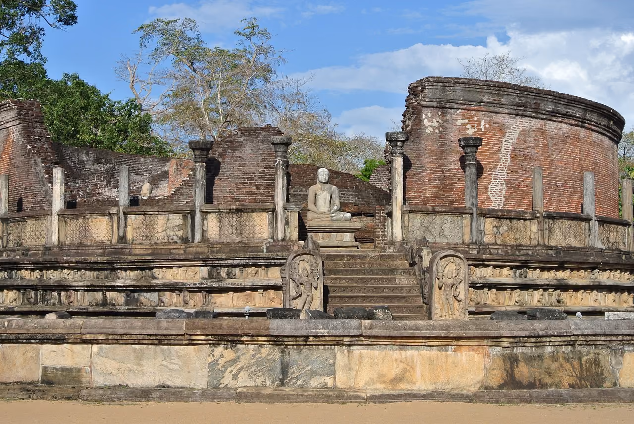 Best romantic destinations to visit in Sri Lanka featuring palm beaches, tea plantations, and colonial architecture.