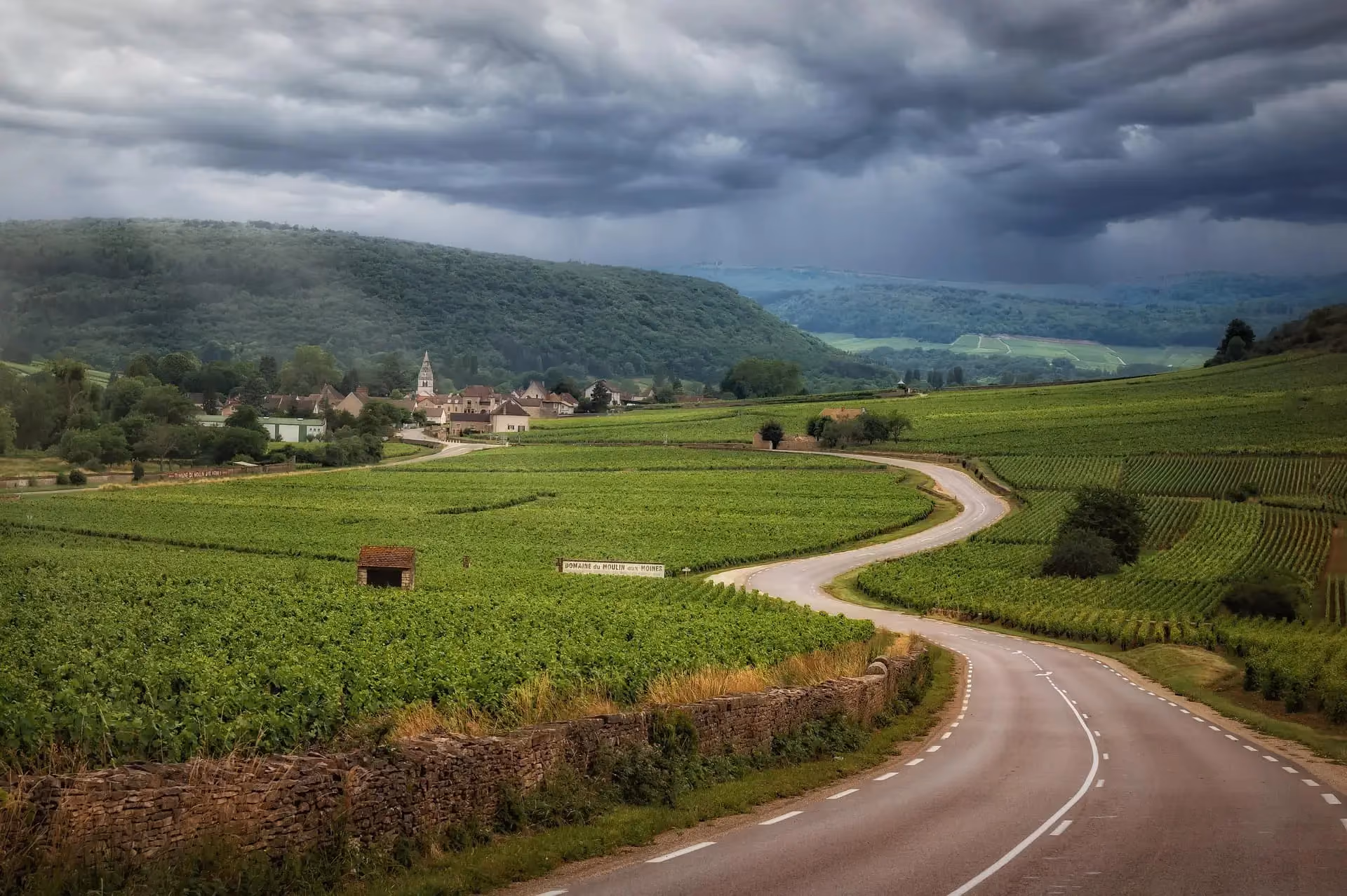Best romantic destinations to visit in France with Eiffel Tower views, vineyards, and scenic coastal towns.