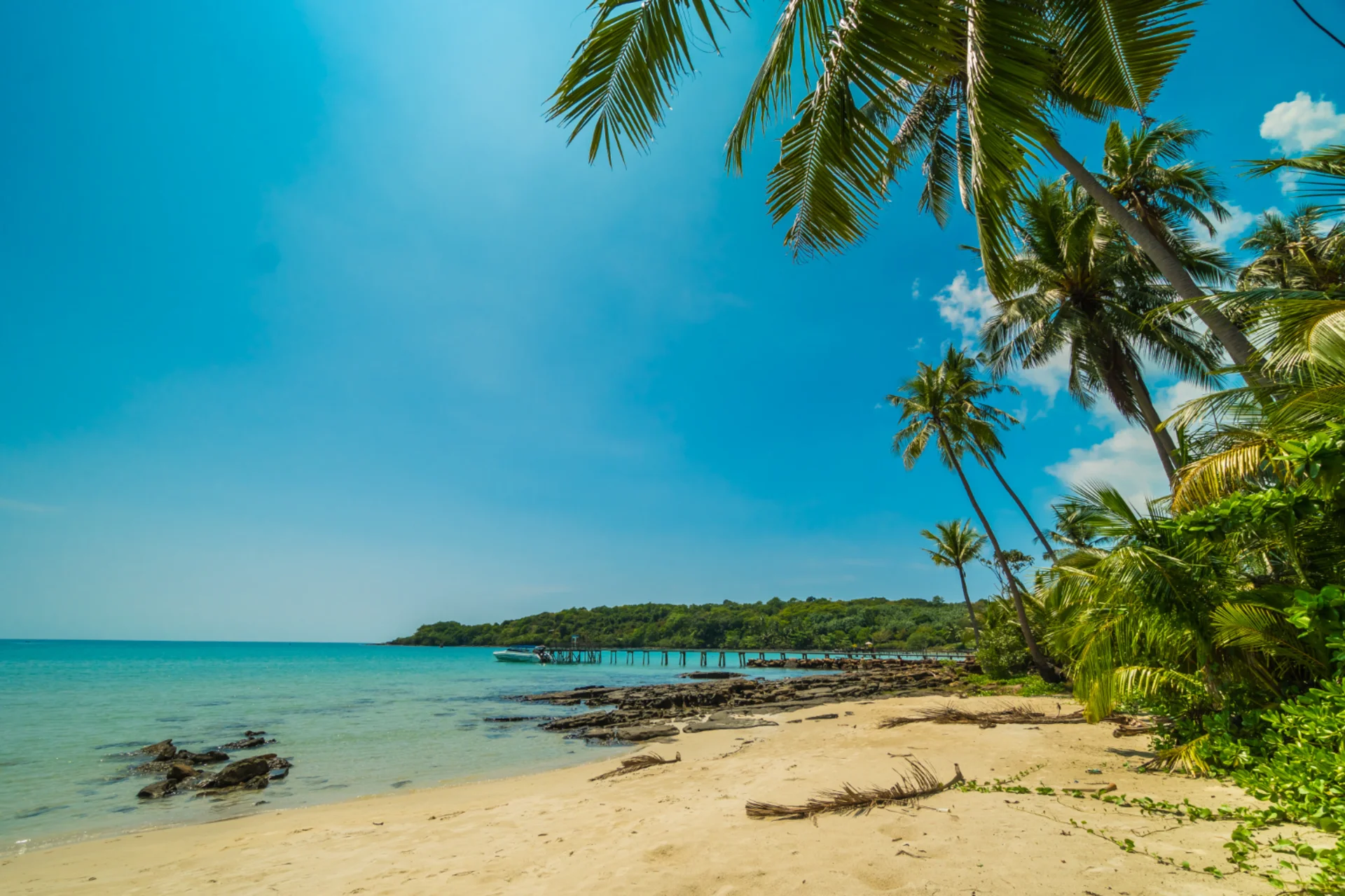 Beaches in south Sri Lanka — unspoiled shores and scenic beauty at Tangalle Beach