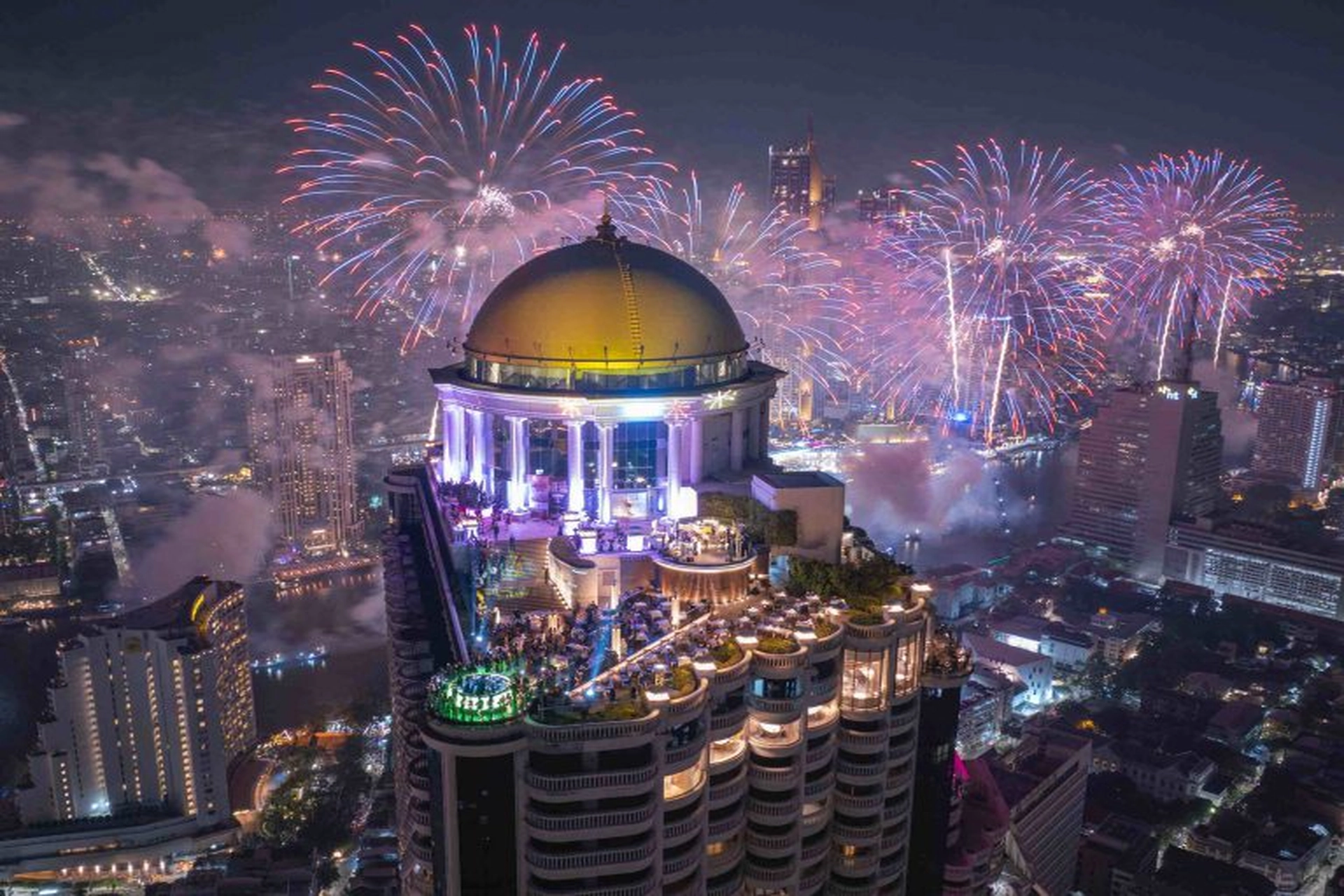 Home to the world's highest New Year's Eve ball drop, two Michelin-starred restaurants, and a Sky Bar that famously appeared in The Hangover Part II — in the Singapore vs Thailand real stay experience comparison, lebua doesn't just raise the bar, it literally built one 64 floors above the city.