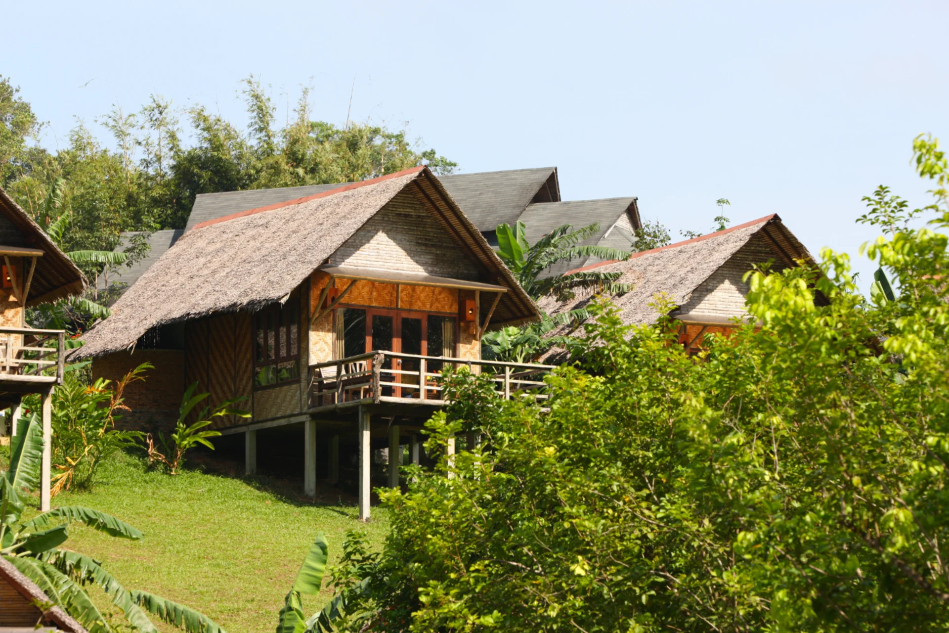 Wooden hillside tea estate bungalows with thatched roofs surrounded by tropical greenery Sri Lanka – Cambodia vs Sri Lanka The Real Stay Experience Comparison