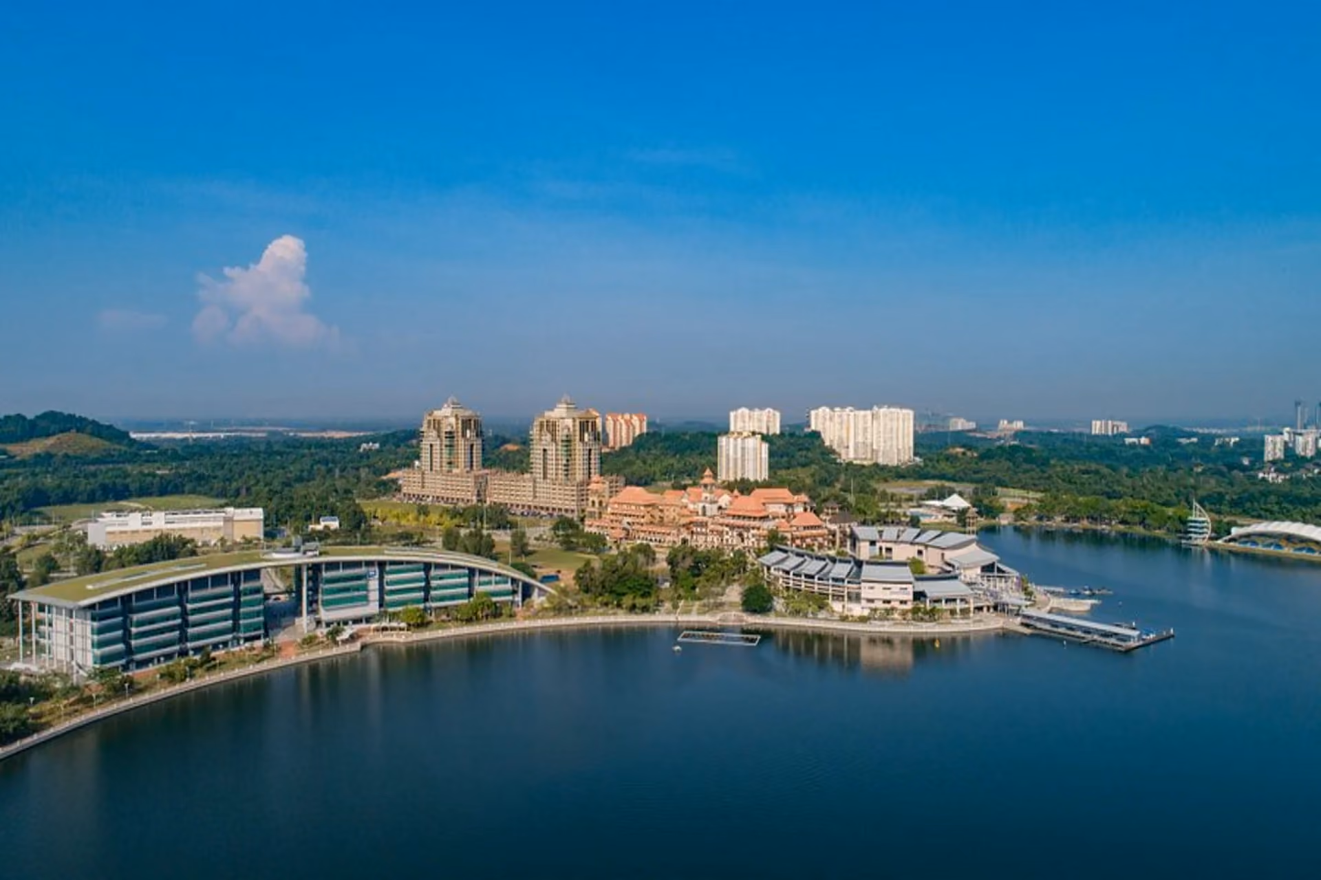 Malaysia vs Thailand luxury hotels—Malaysia delivers affordable luxury with premium infrastructure, while Thailand is known for its world-class resorts and iconic beachfront luxury experiences.