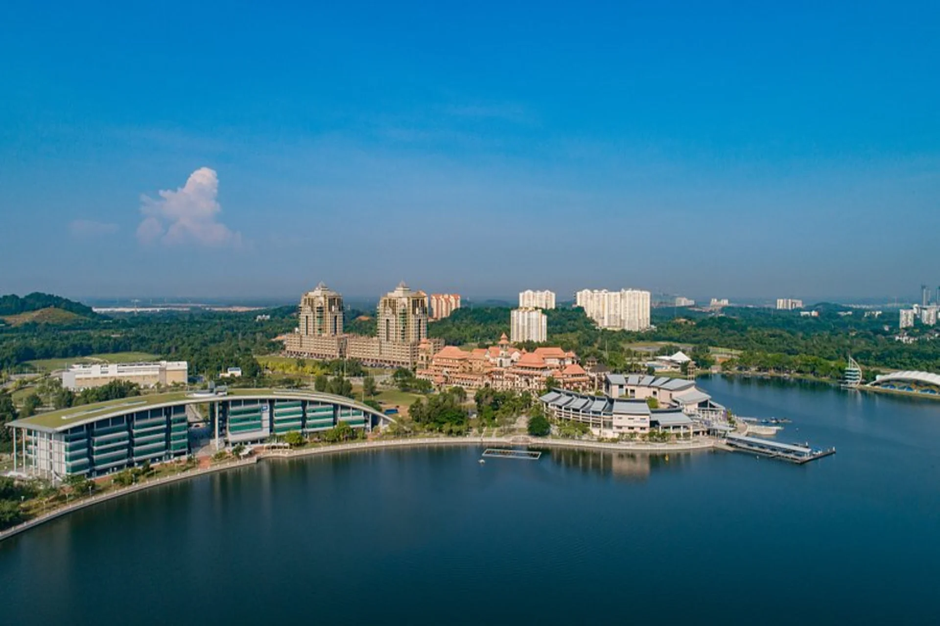 Malaysia vs Thailand luxury hotels—Malaysia delivers affordable luxury with premium infrastructure, while Thailand is known for its world-class resorts and iconic beachfront luxury experiences.