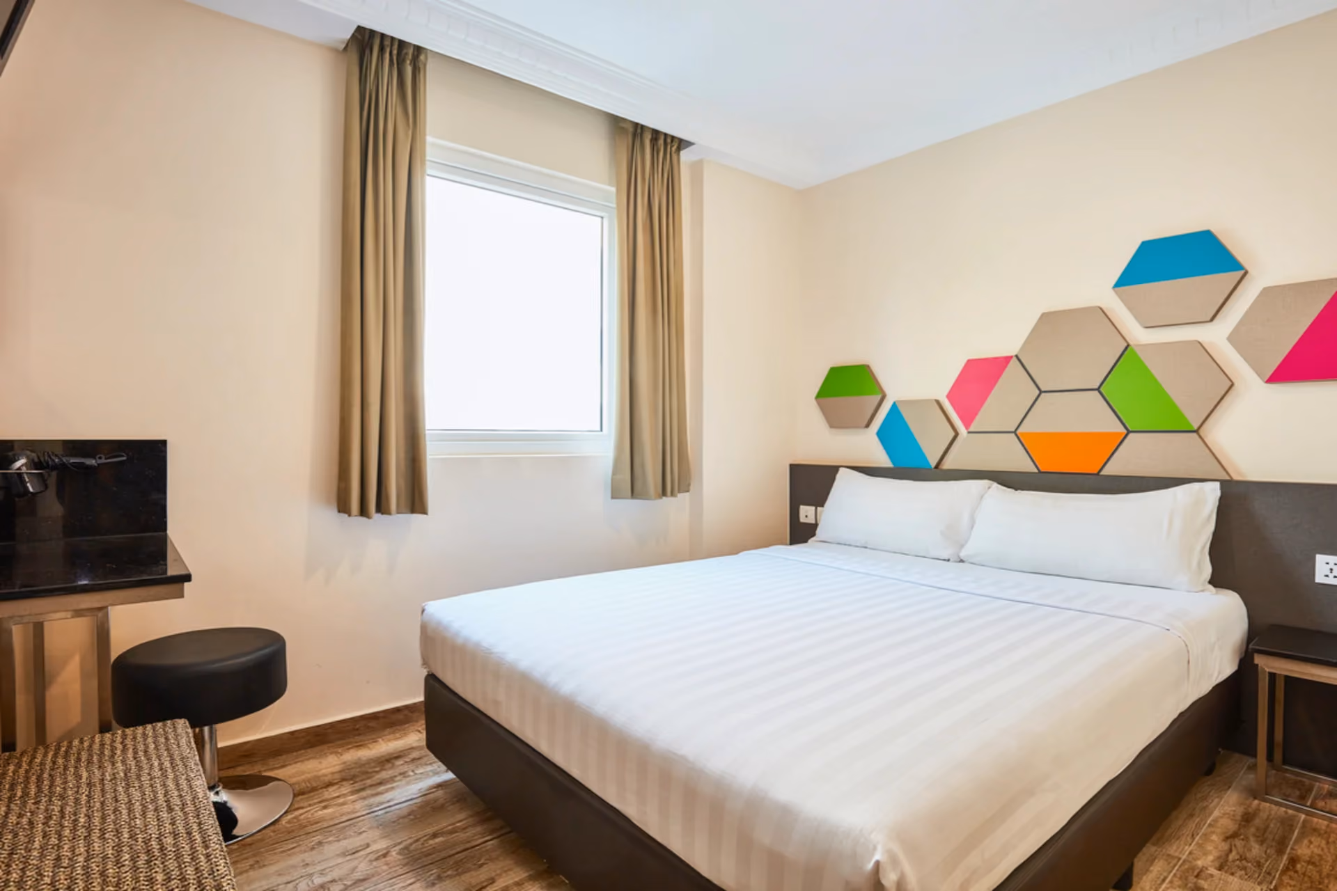 ibis budget Singapore Emerald room – affordable clean hotel stay in Singapore vs dubai hotel comparison