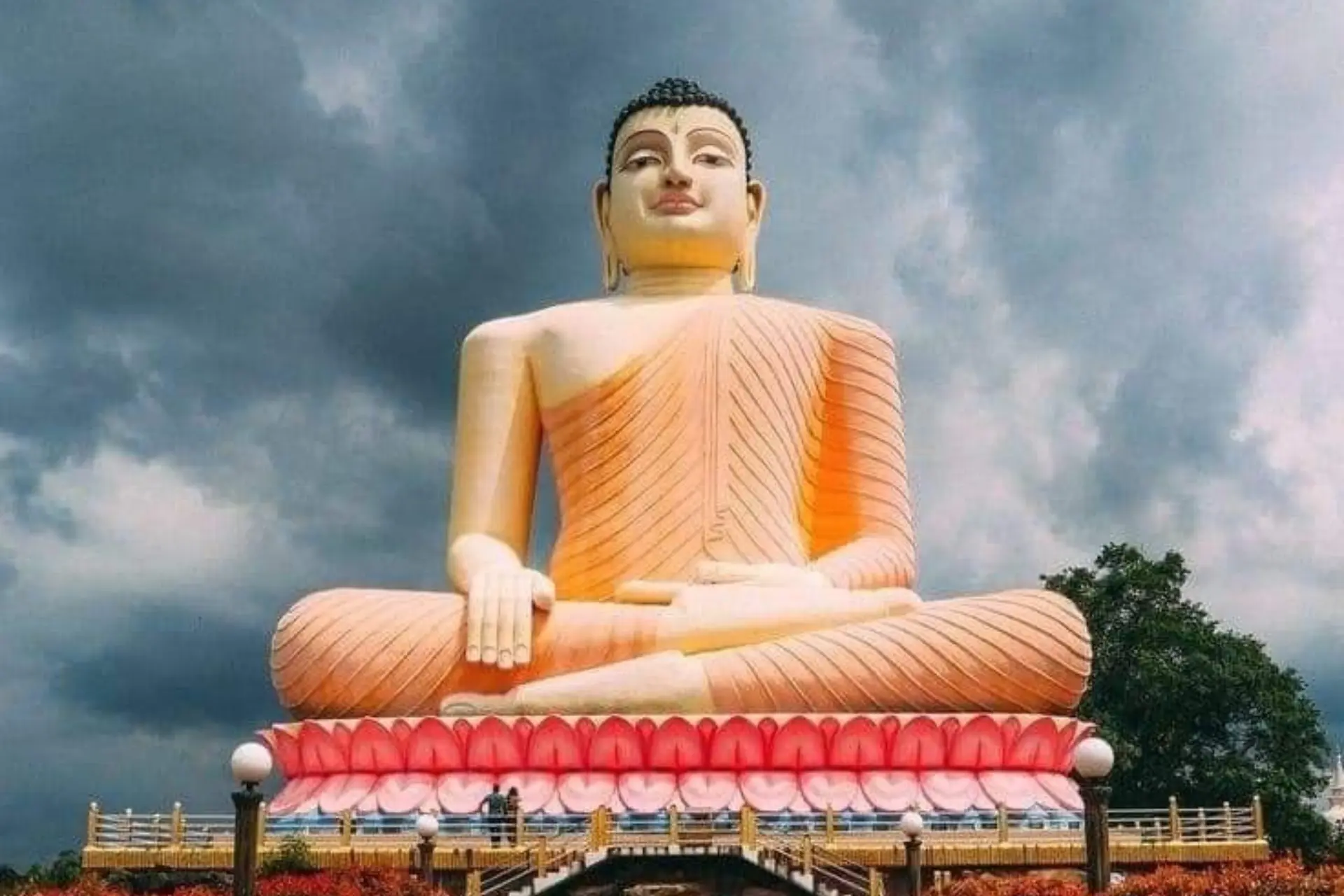 Large golden Buddha statue at Kande Vihara Temple