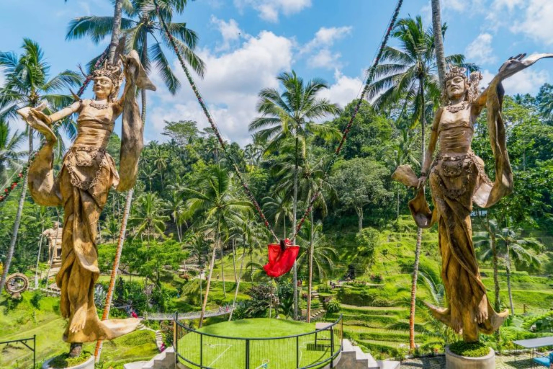 Two gold statues holding red heart at Alas Harum
