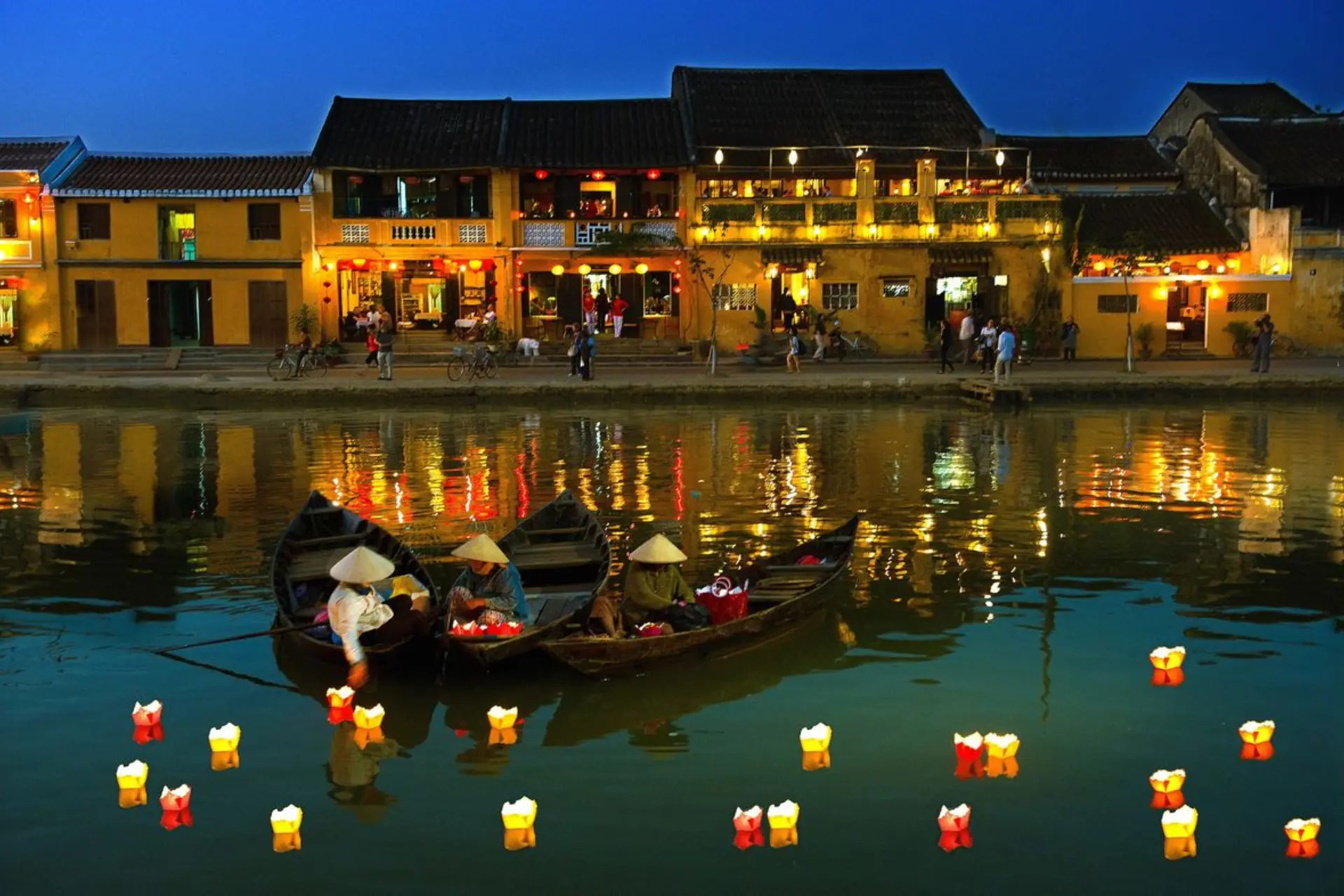 Lantern boat ride on Thu Bon river