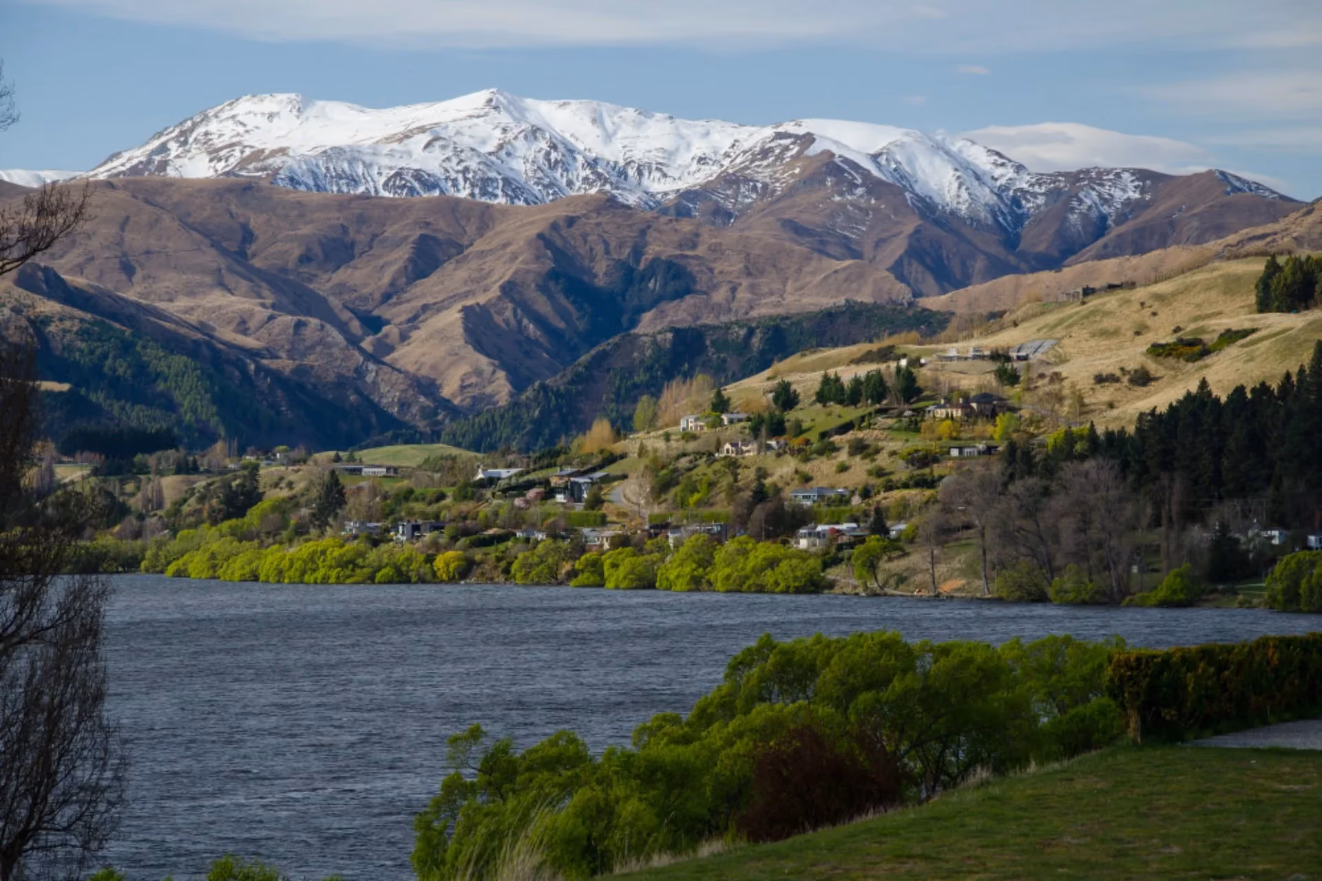 Snow-capped mountains and lakes in New Zealand during October, ideal for travellers comparing New Zealand vs Spain in October