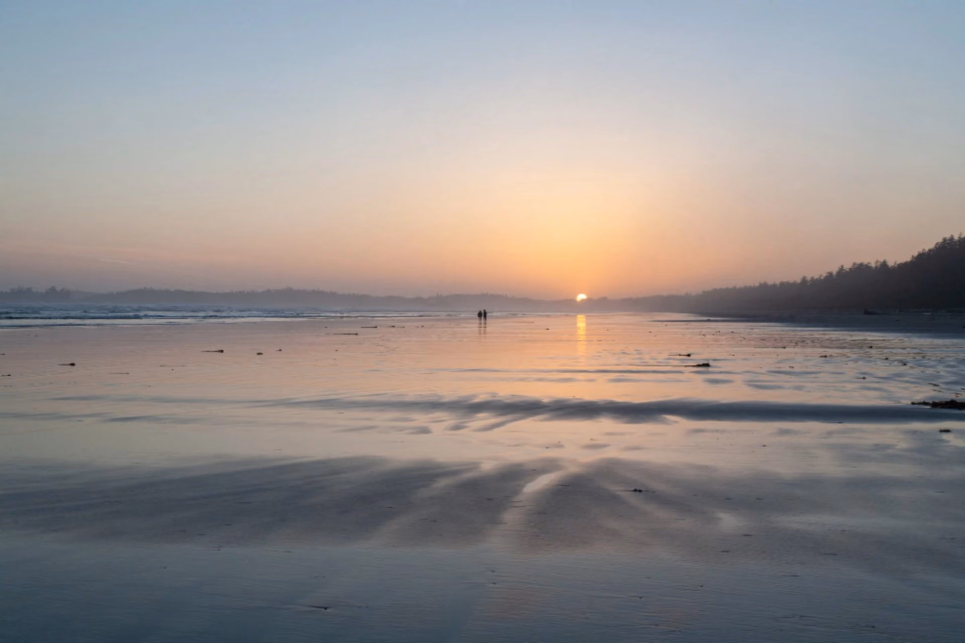 Sunset view of a peaceful beach in Vietnam, ideal for travellers comparing Vietnam vs Thailand in November