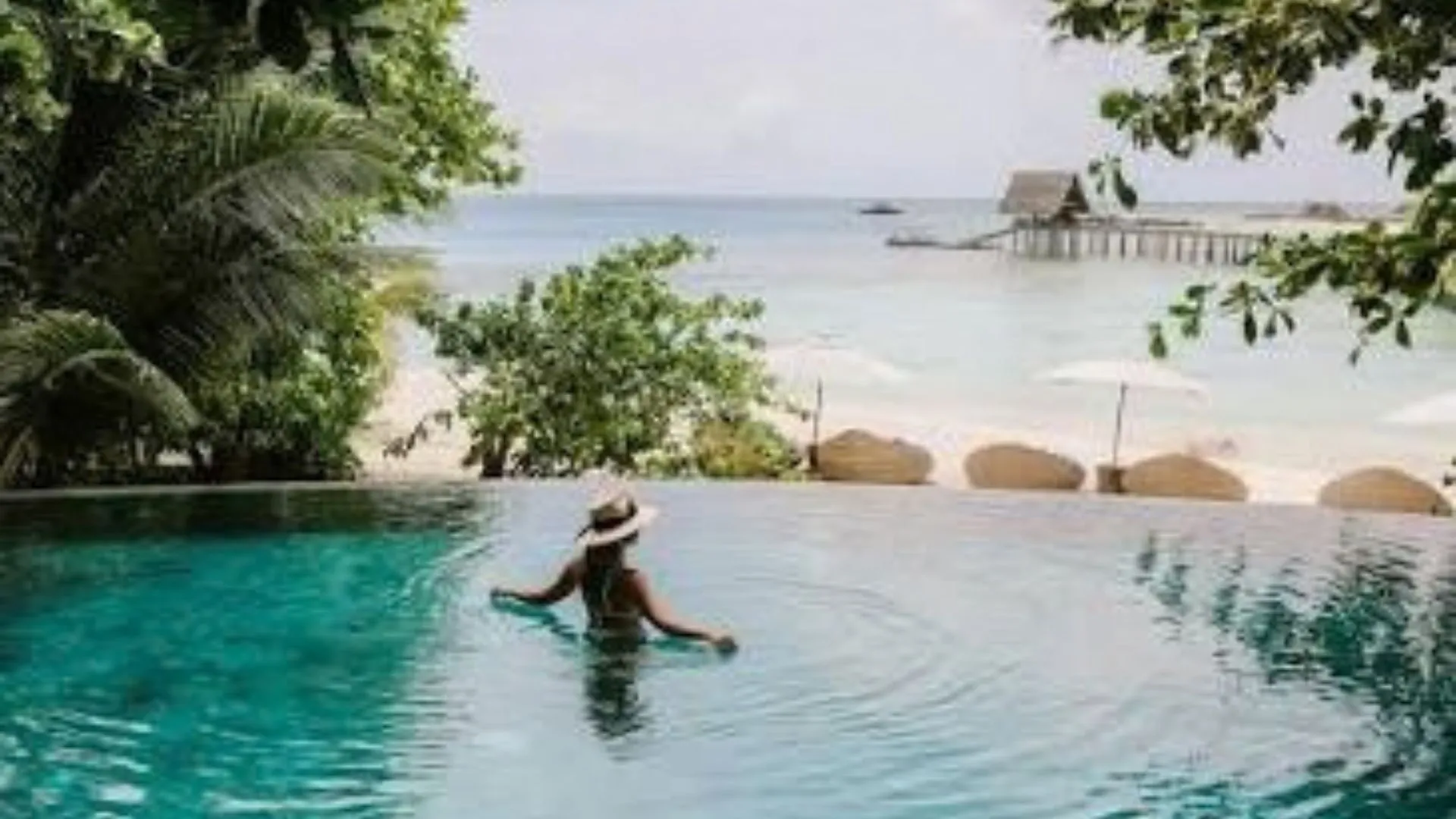 Maldives infinity pool overlooking the beach