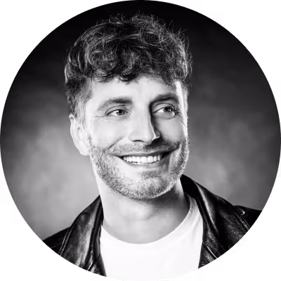 Profile of Manuel Krueger, digital product designer and SEO consultant, in black and white with monotone background 