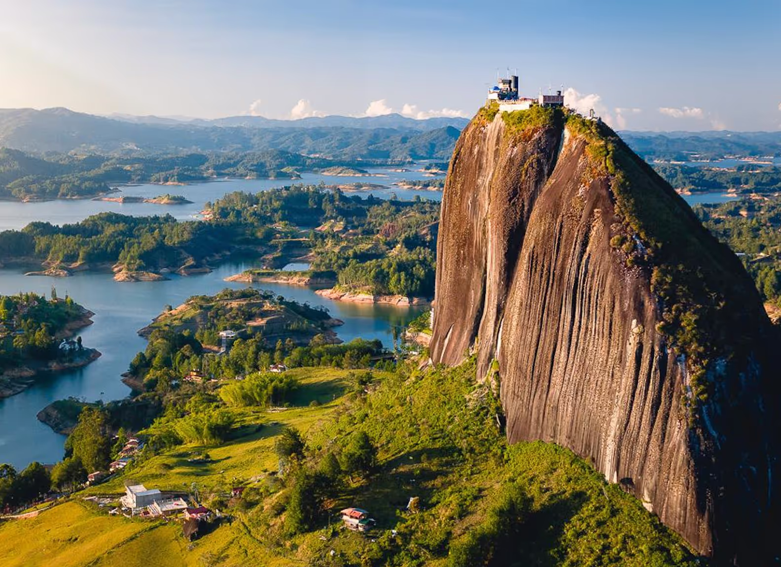 Luftaufnahme von La Piedra und dem Peñol-Guatapé-Stausee in Antioquia, Kolumbien