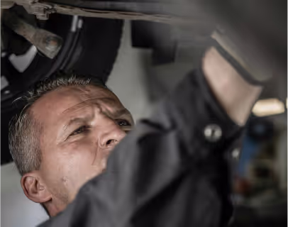 Aubins Auto employee changing a tire