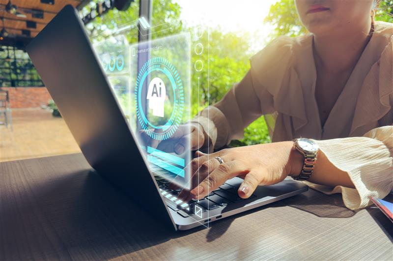 Woman-sitting-outside-typing-on-her-laptop