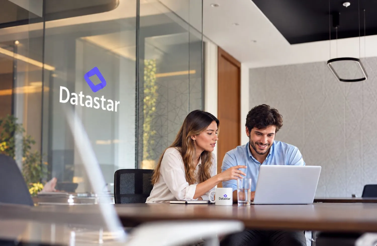 Sala de reuniones en las oficinas de Datastar con dos personas trabajando