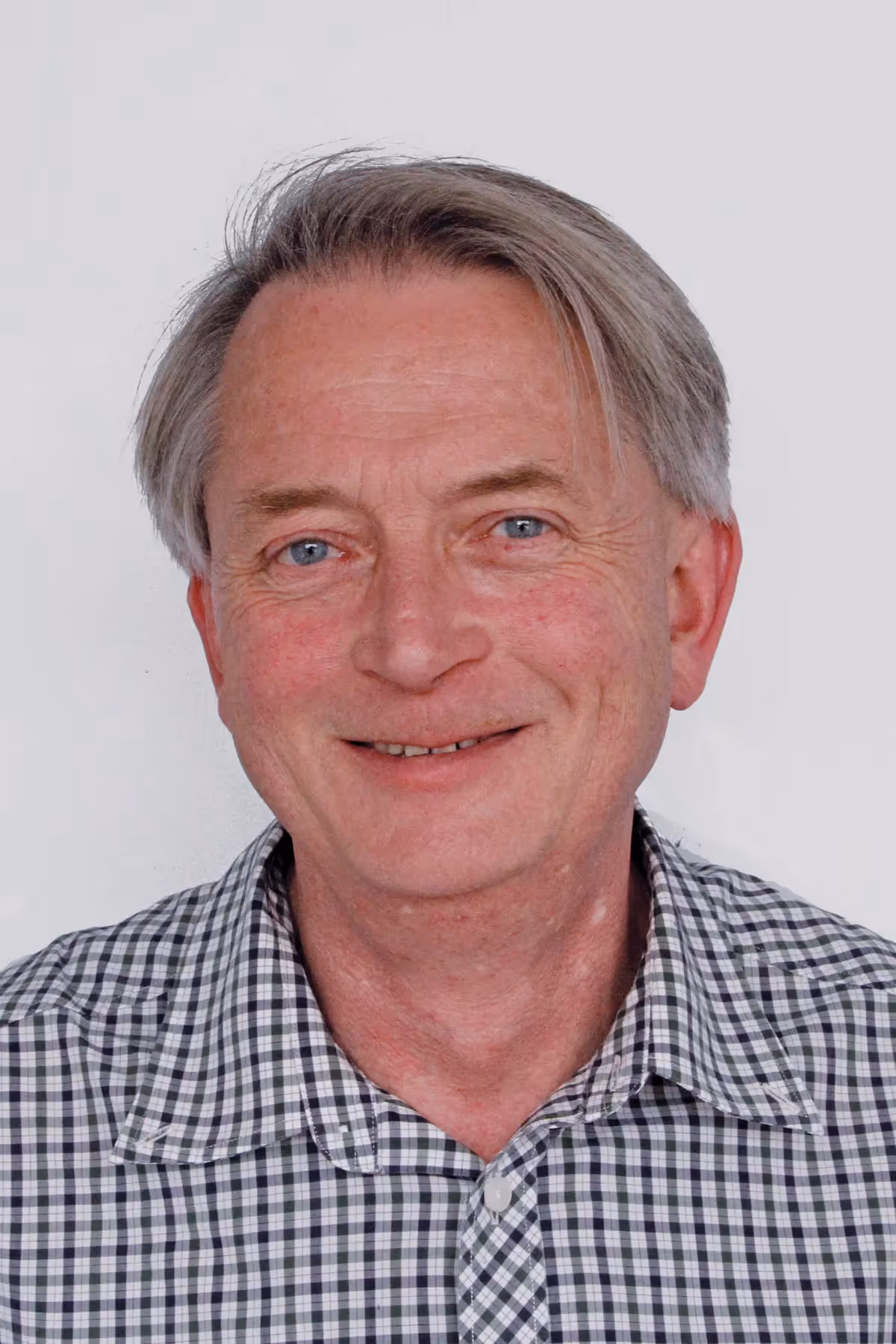 Headshot of Dr Robert Urquhart
