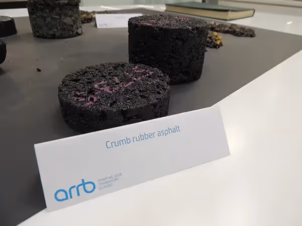 Bitumen cores which contain crumb rubber
