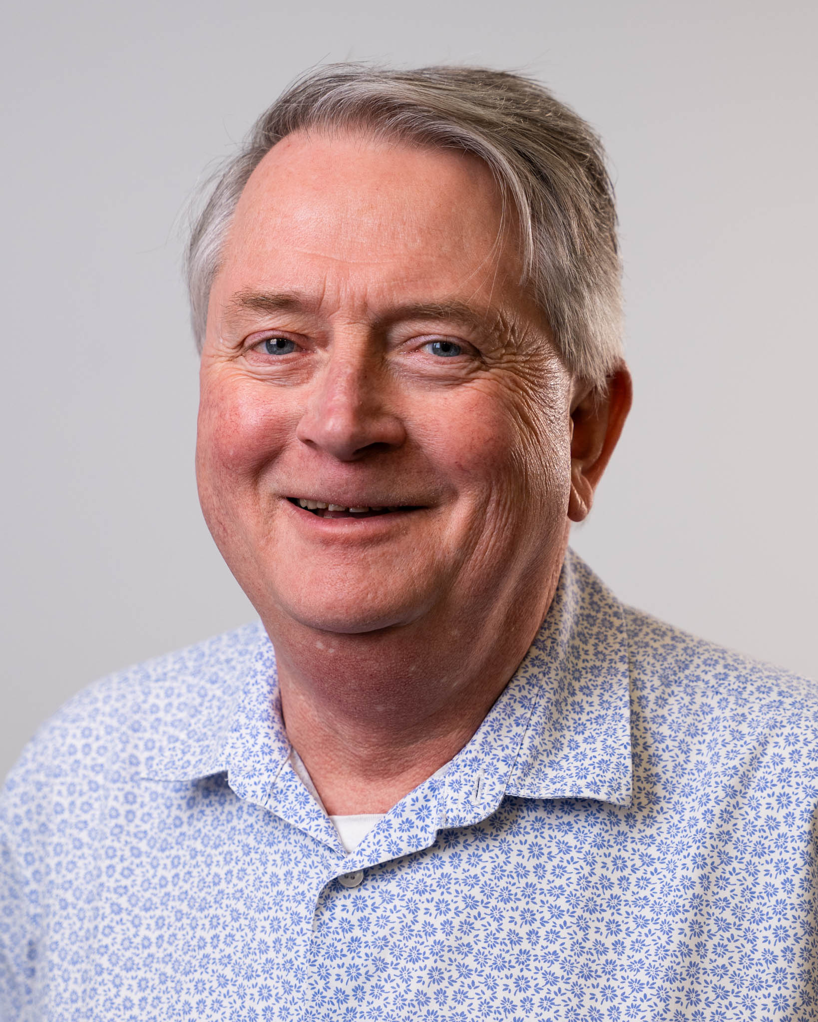 Headshot of Dr Robert Urquhart