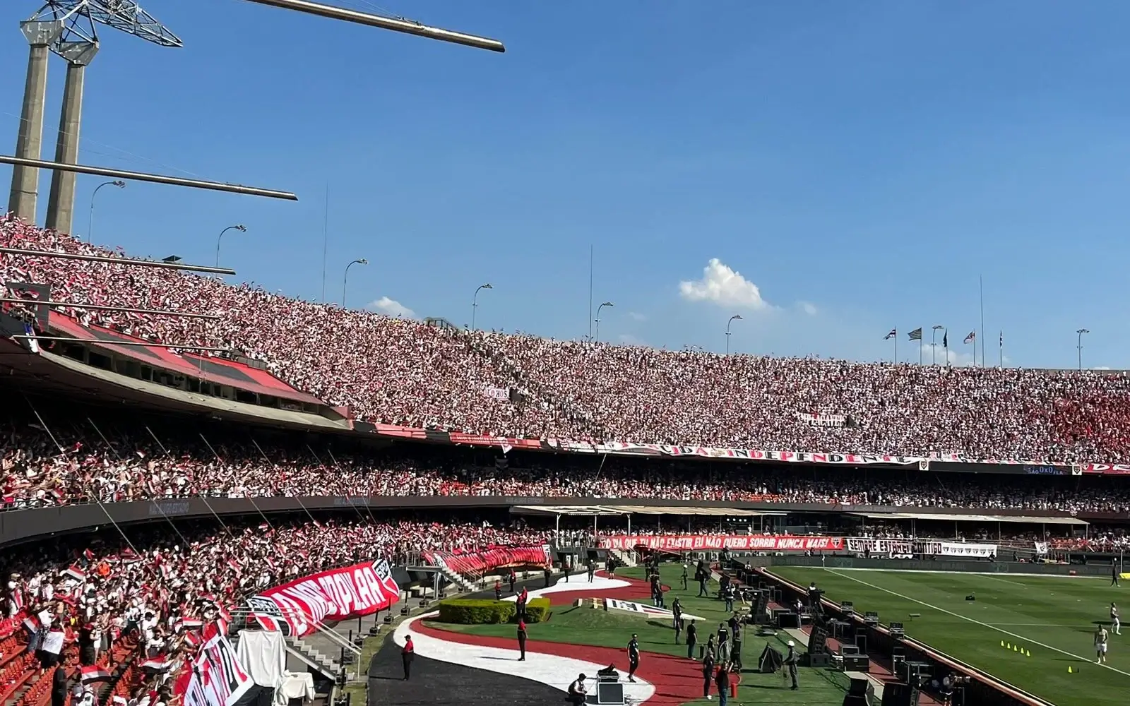 Vista da curva do Morumbis com detalhe das ondas tricolores