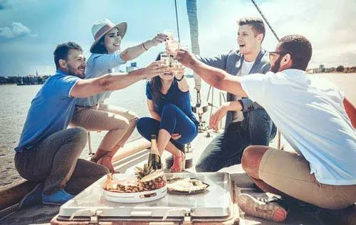 Šťastní ľudia odpočívajú na jachte.