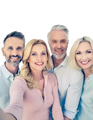 Selfie šťastných ľudí umiestnených v makete telefónu.