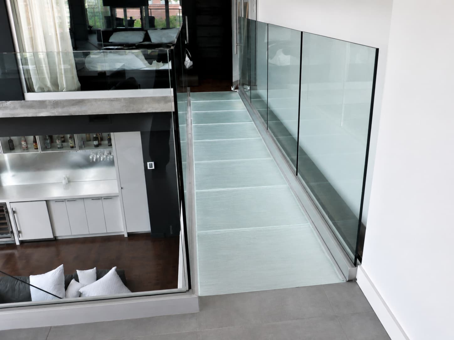 Passerelle en verre moderne