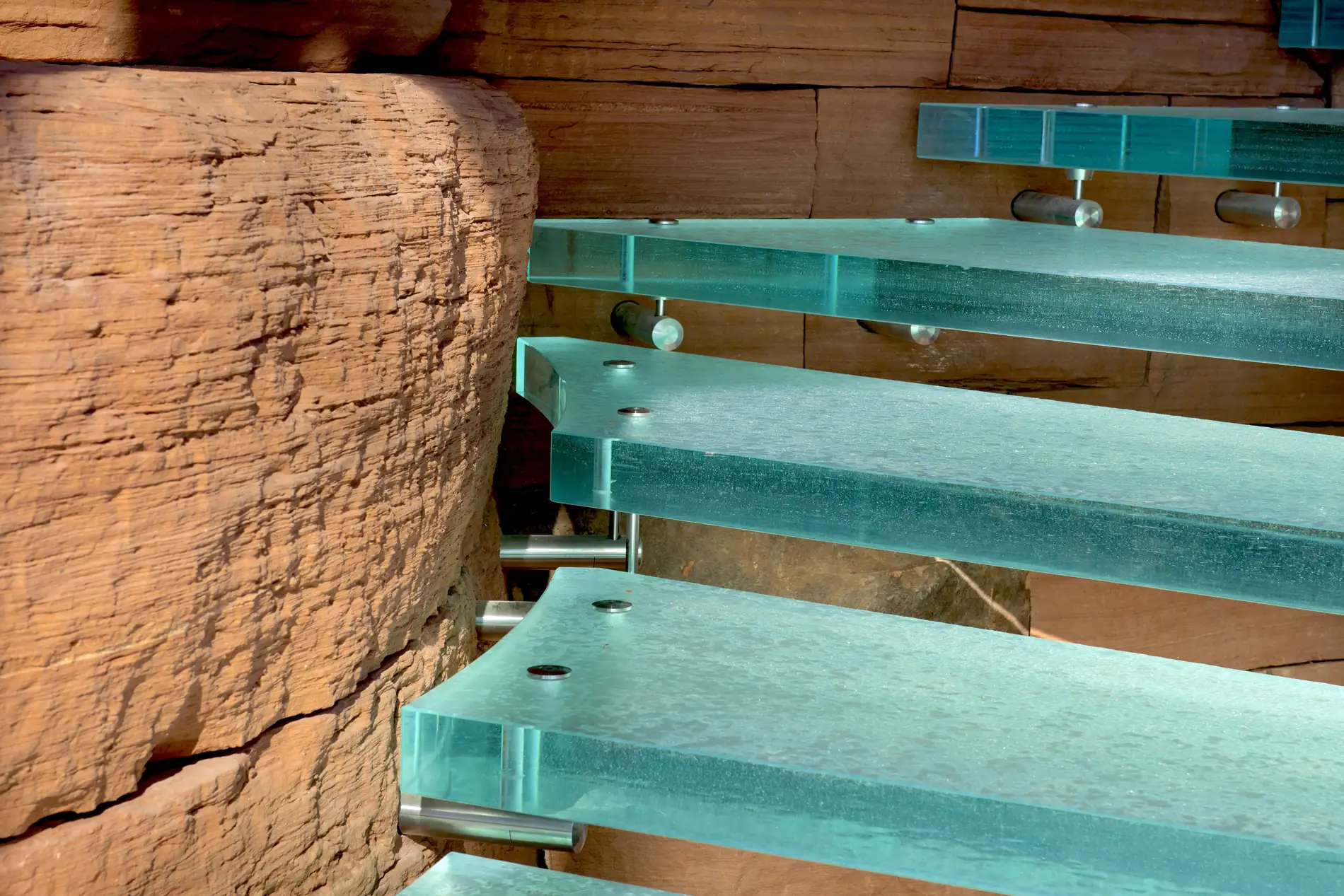 Gros plan sur des marches d'escalier en verre fusionné texturé à la résidence Moongate, en Arizona