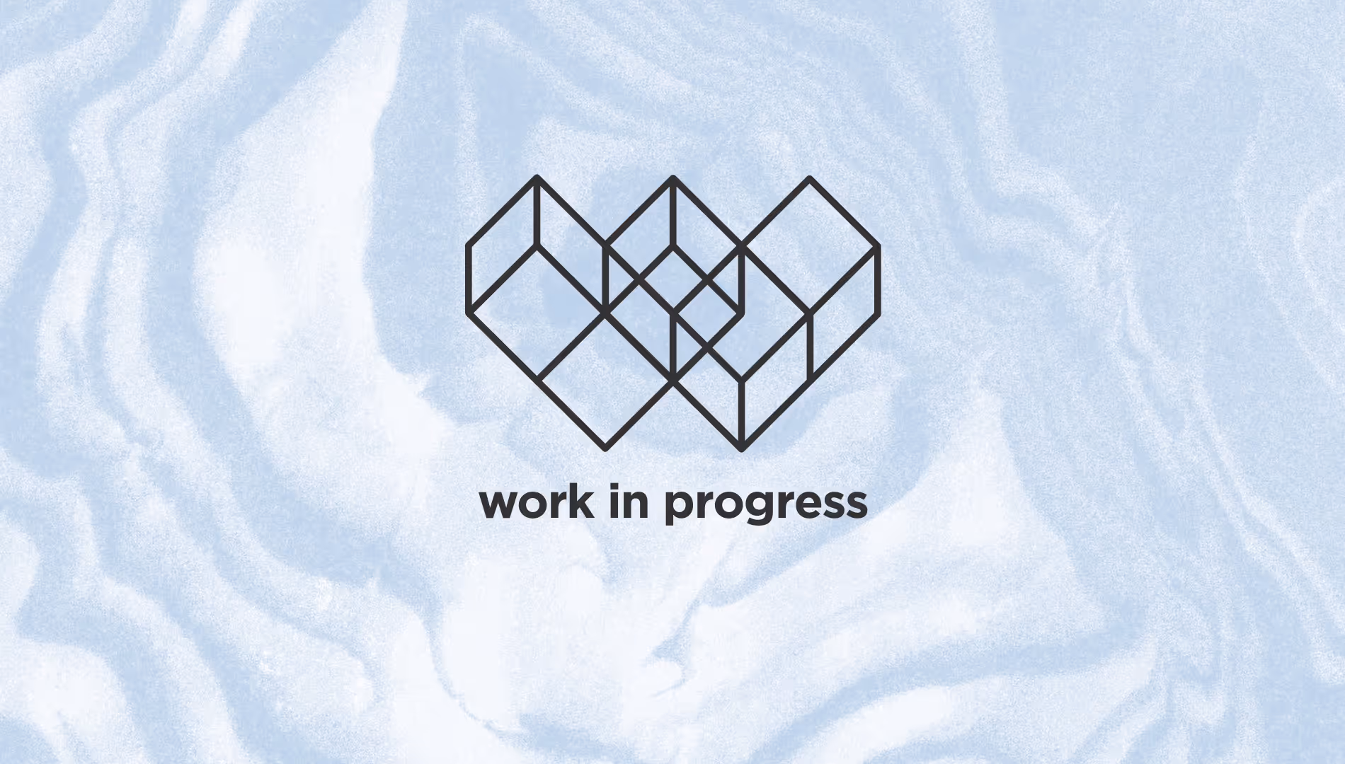 Work in Progress -tunnus vaaleansinisen abstraktin aaltomaisen taustan päällä. Tunnus koostuu W-kirjaimen muotoisesta kolmiulotteisesta "rautalankakehikosta" ja nimiosasta.