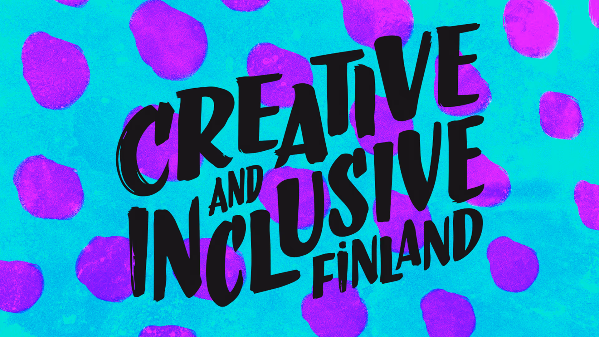 Creative and Inclusive Finland -visuaalista ilmettä. Musta logo kirkkaalla syaaninsinisellä taustalla, jossa on kirkkaita magentan värisiä pilkkuja.
