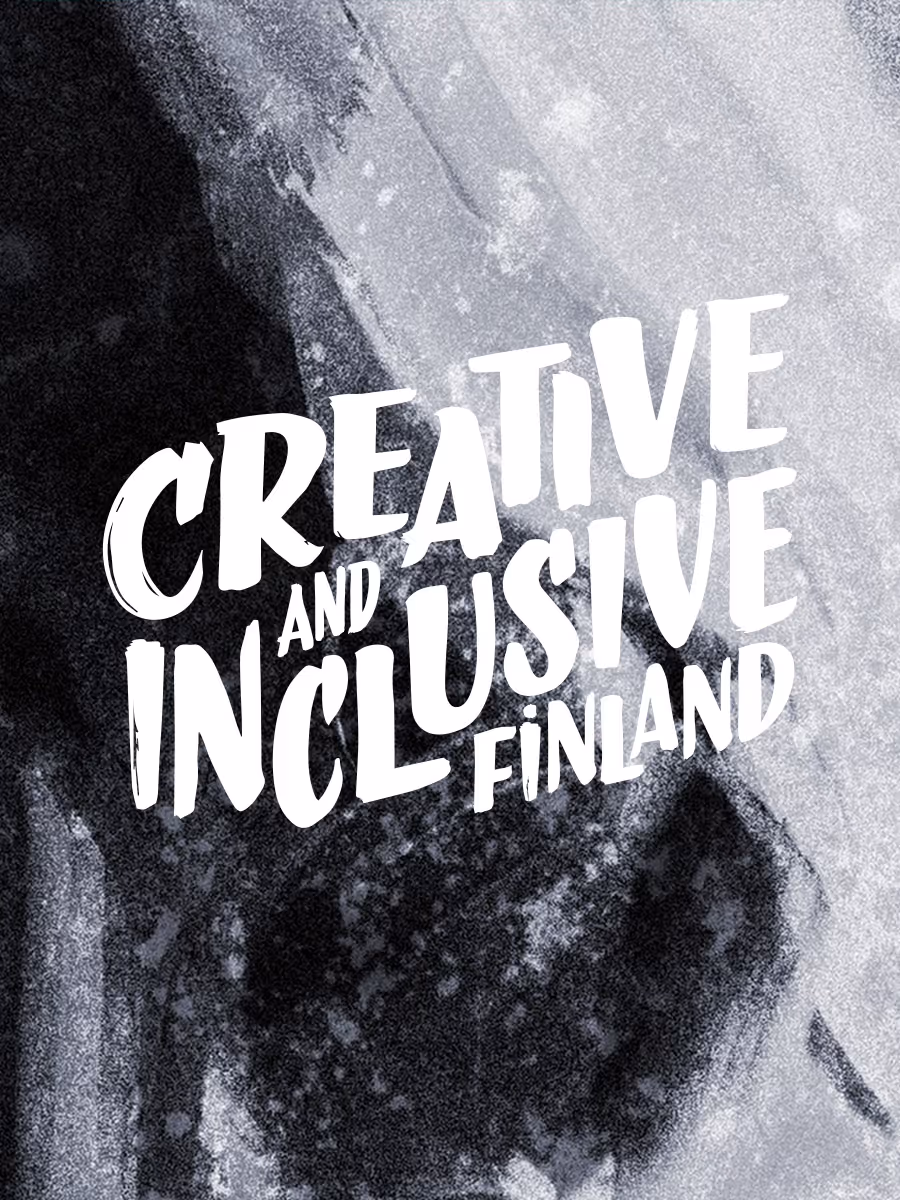 Creative and Inclusive Finland -tunnus abstraktilla harmaavalkoisella maalausmaisella taustalla.