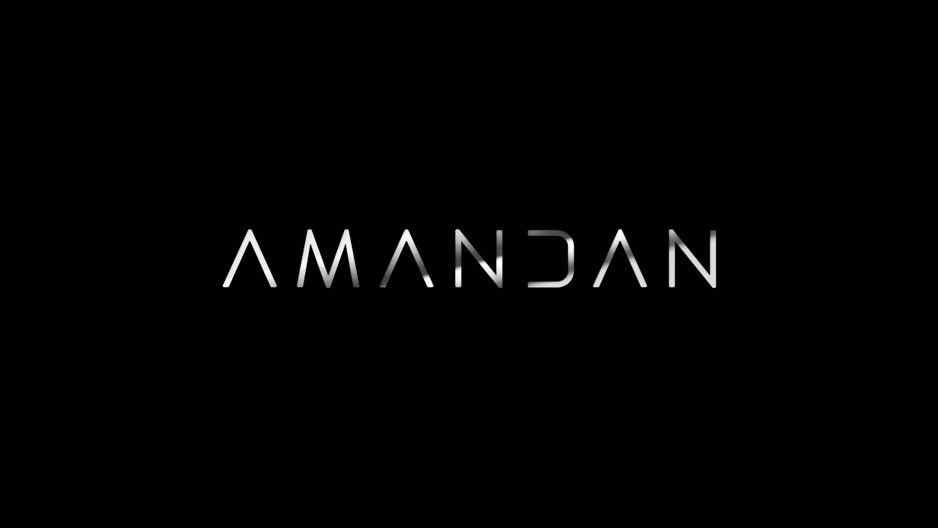 Tyylitelty minimalistinen Amandan-logo hopeisena mustalla taustalla.