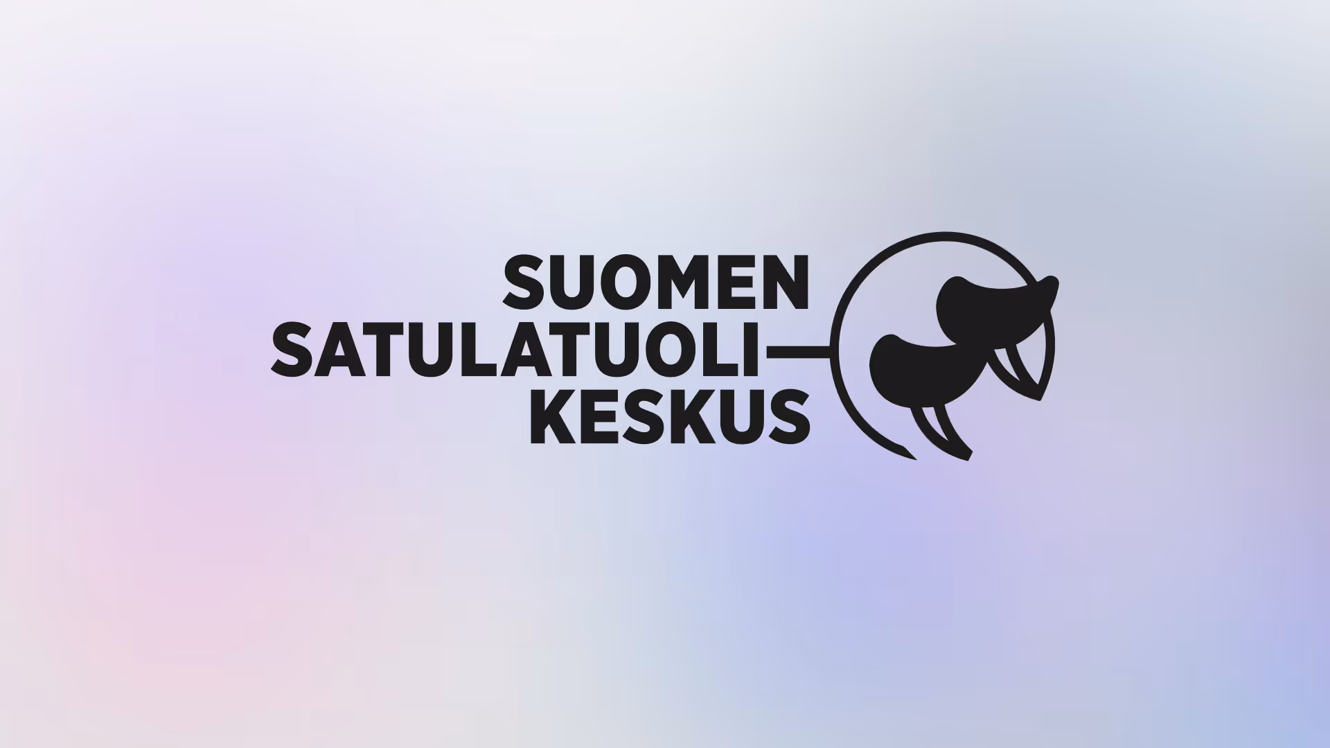 Musta Satulatuolikeskuksen tunnus vaalealla taustalla. Logossa Suomen Satulatuolikeskus -nimi on asemoitu kolmelle riville oikealle tasattuna ja niiden rinnalla on tyylitelty kuva kahdesta satulatuolista.