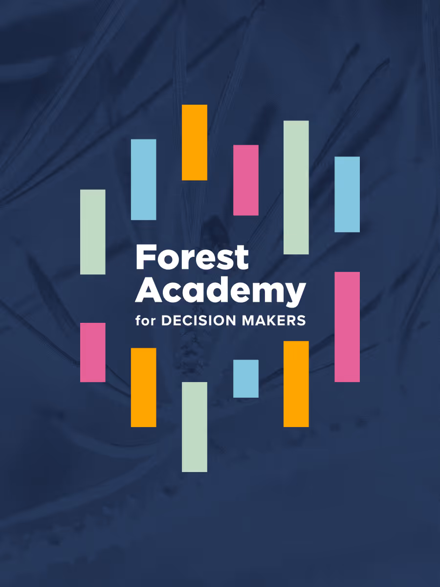 Forest Academy -ilmeen logo tummansinisellä taustalla.