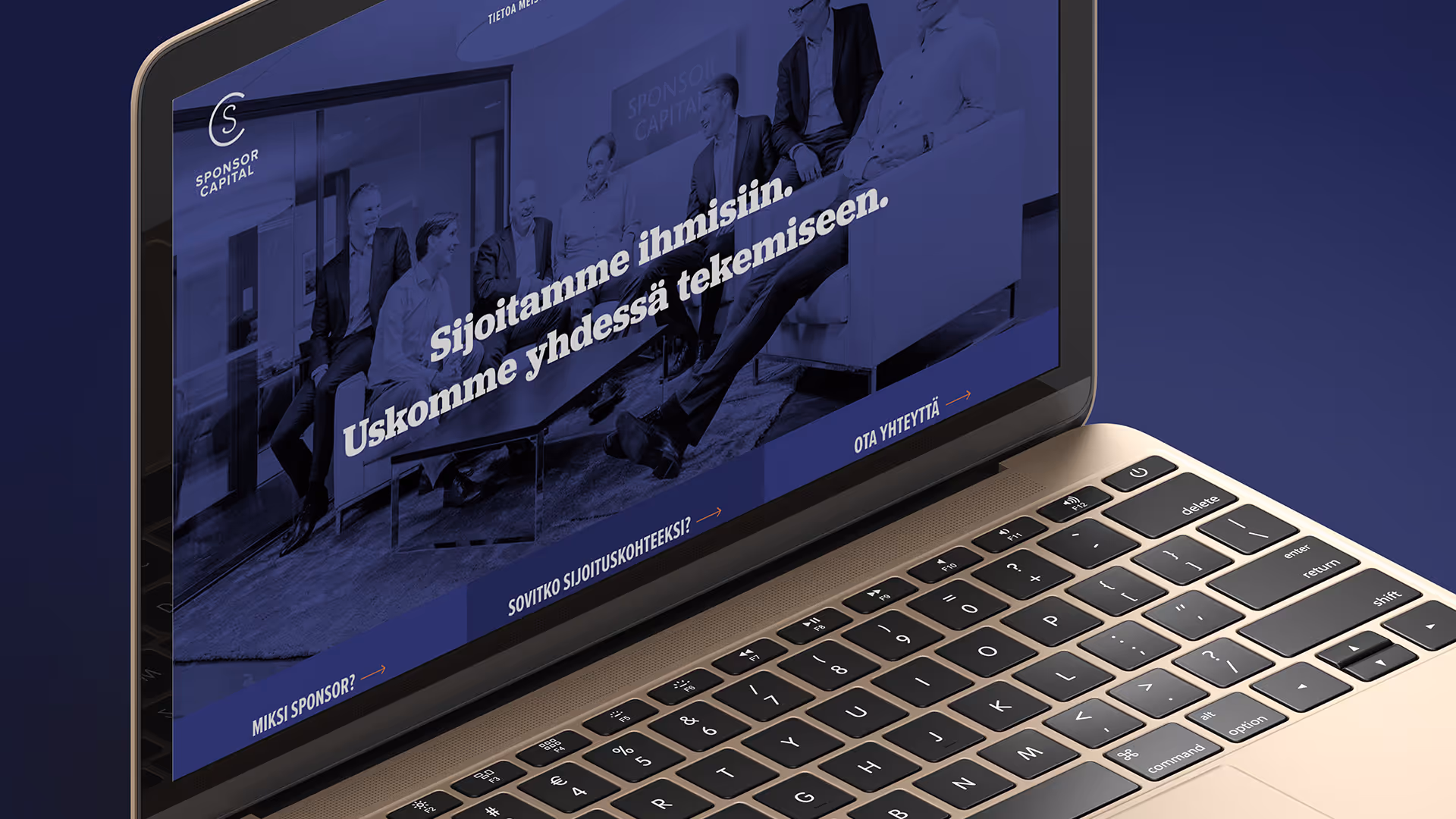 Sponsor-verkkosivuston etusivu kultaisen värisen tietokoneen ruudulla.