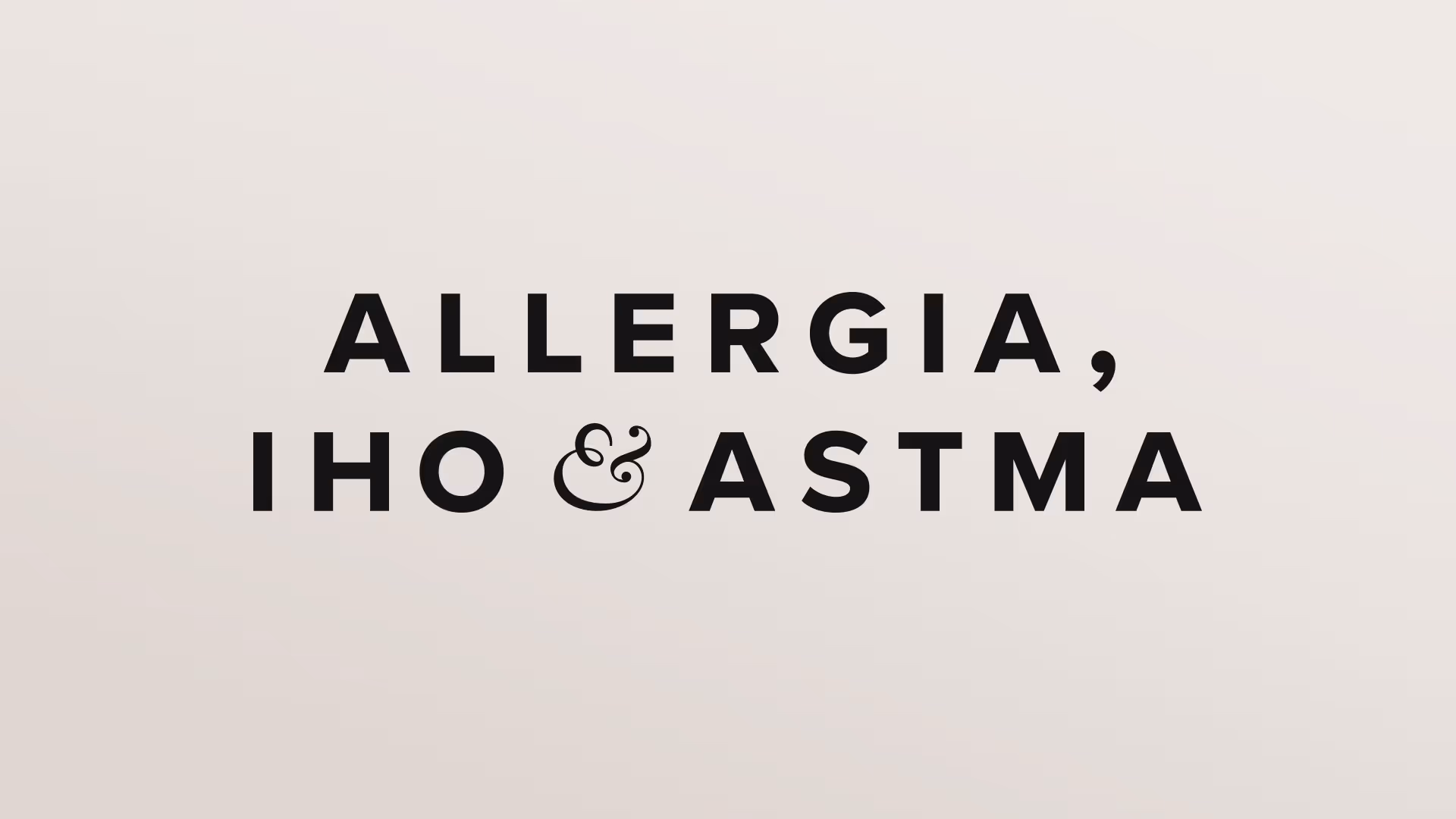 Musta AIA-lehden logo. Logo on kirjoitettu versaalein ja asemoitu kahdelle riville keskelle tasaten. Iho ja astma -sanat erottaa tyylitelty &-merkki.