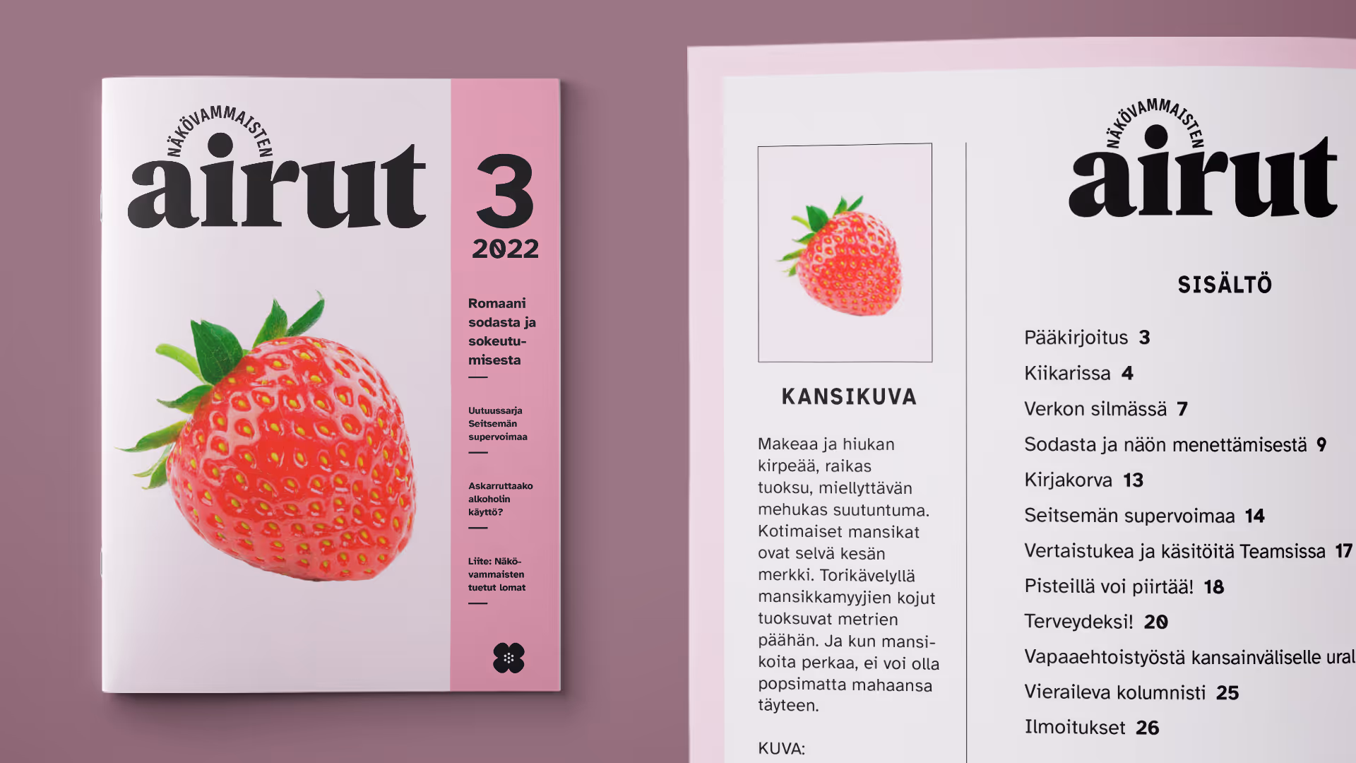 Lehden kansi, jossa on iso mansikka. Kuvassa on myös lehden kakkossivu, jossa kansikuvasta on lyhyt tekstikuvaus. Lehti suunniteltiin saavutettavuutta ajatellen.