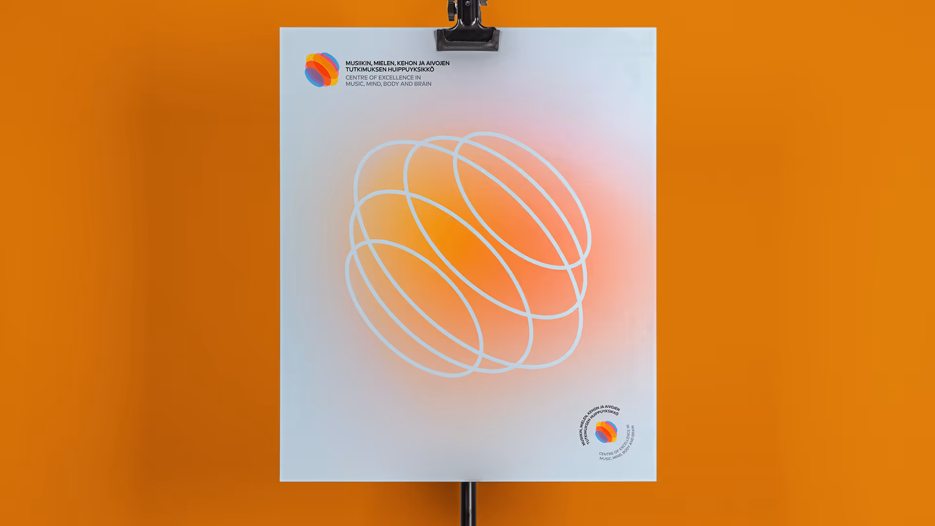 Fiiliskuva visuaalisesta ilmeestä, jossa tunnus ja viivaversio merkistä oranssin sinisellä taustalla.