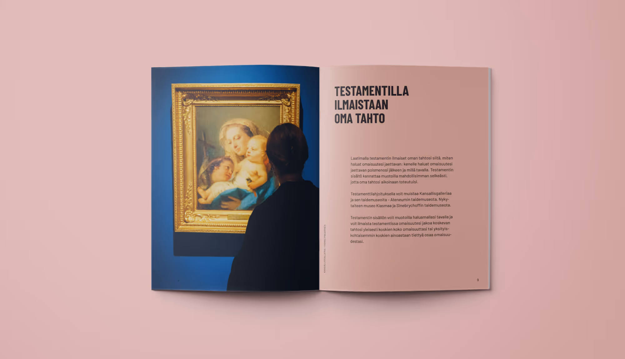 Aukeama teksillä ja kuvalla. Kuvassa henkilö katselee maalausta.