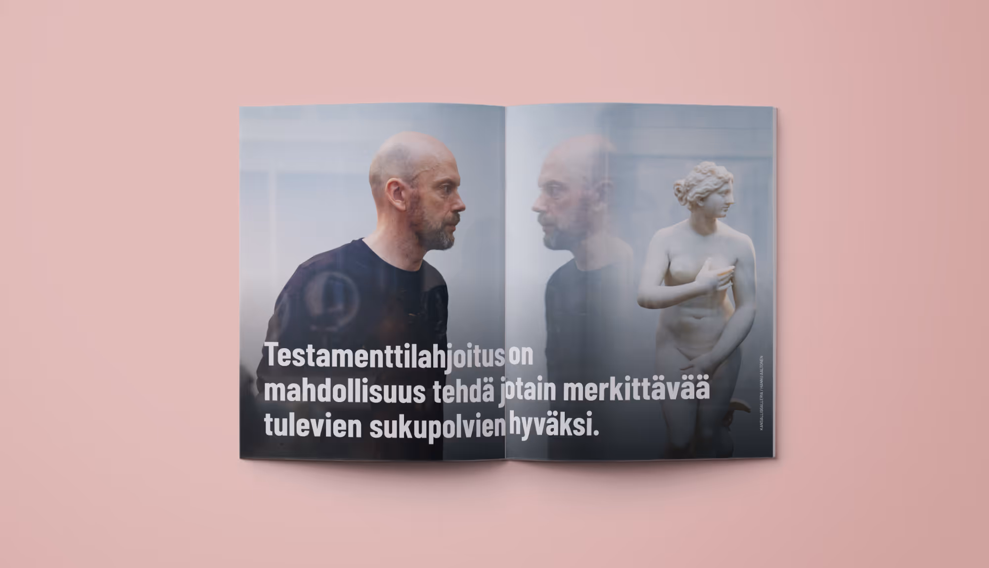 Kuva-aukeama sitaatilla. Tekstissä lukee: "Testamenttilahjoitus on mahdollisuus tehdä jotain merkittävää tulevien sukupolvien hyväksi.". Taustalla mies katselee veistosta, jonka lasikuvusta heijastuu hänen omat kasvonsa himmeällä.