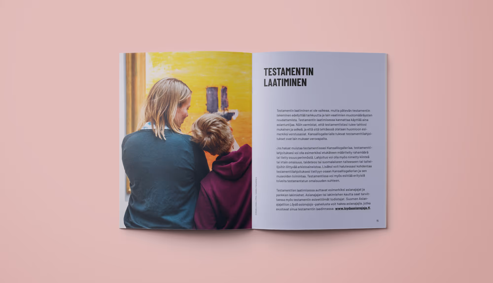 Aukeama kuvalla ja tekstillä. Kuvassa nainen ja poika katselevat maalausta toisiinsa nojaten.