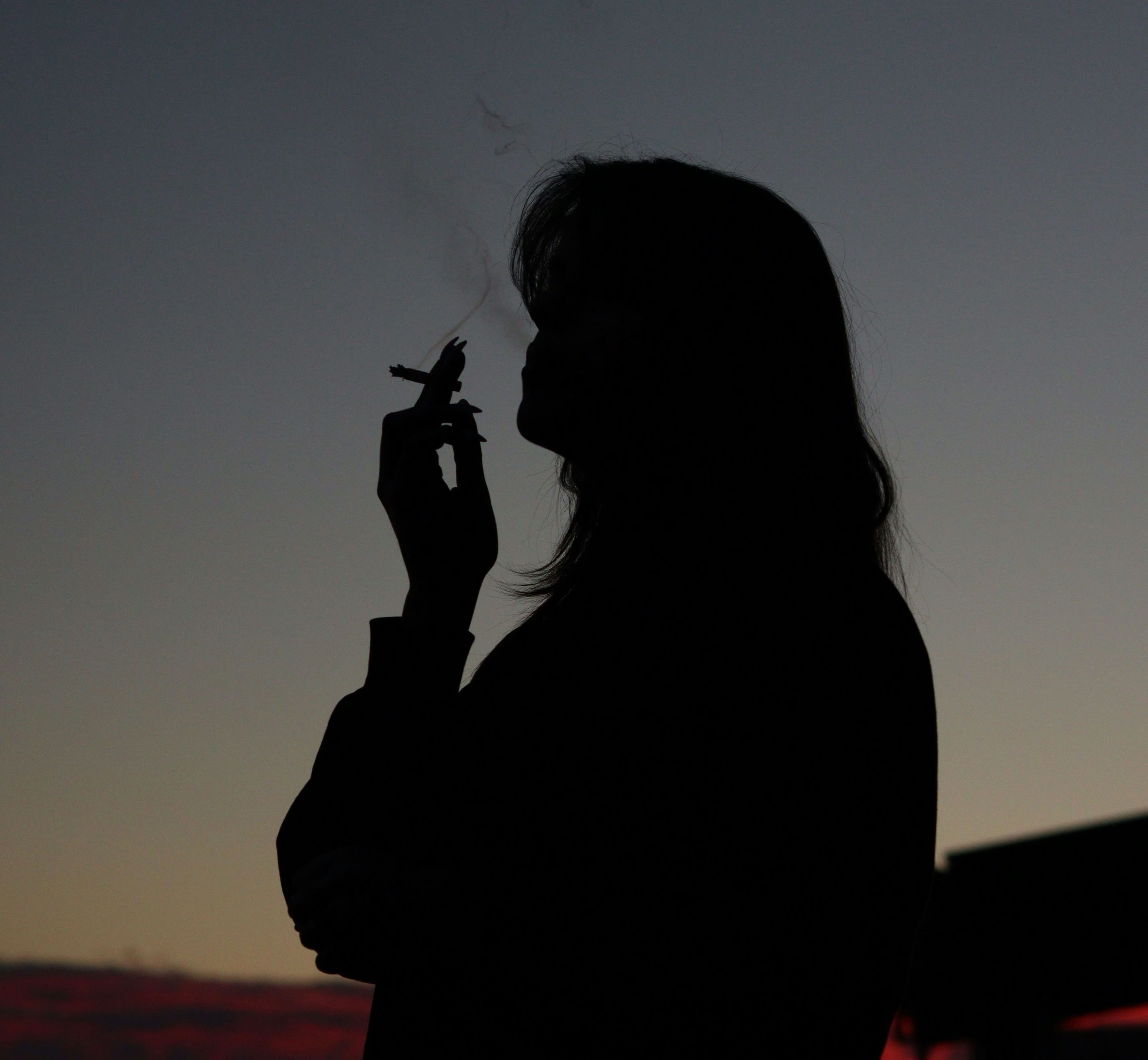 Toux persistante, voix enrouée, essoufflement… Et si c’était lié au tabac ?