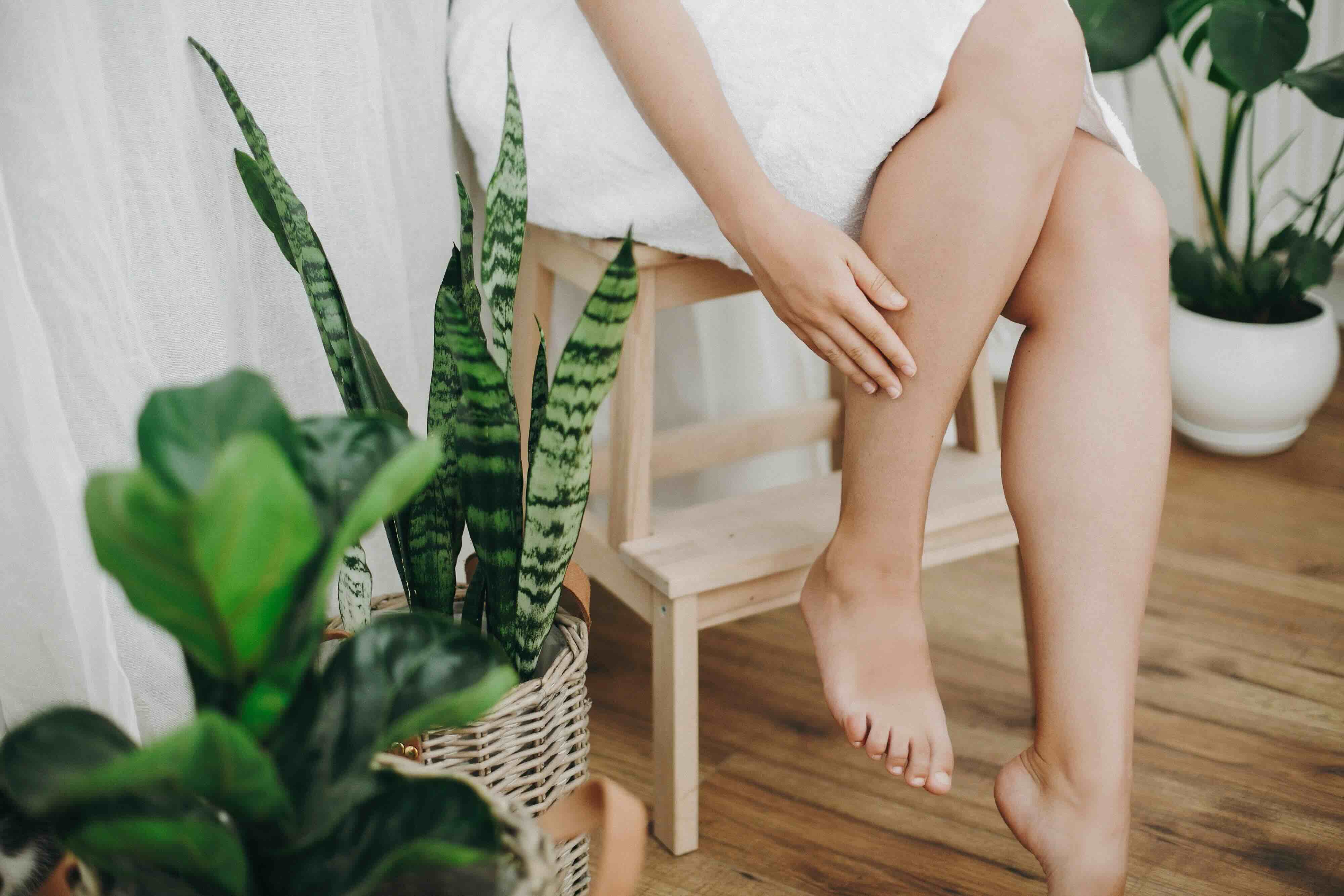 Jambes lourdes et œdèmes pendant la grossesse en été : normal ou pas ?