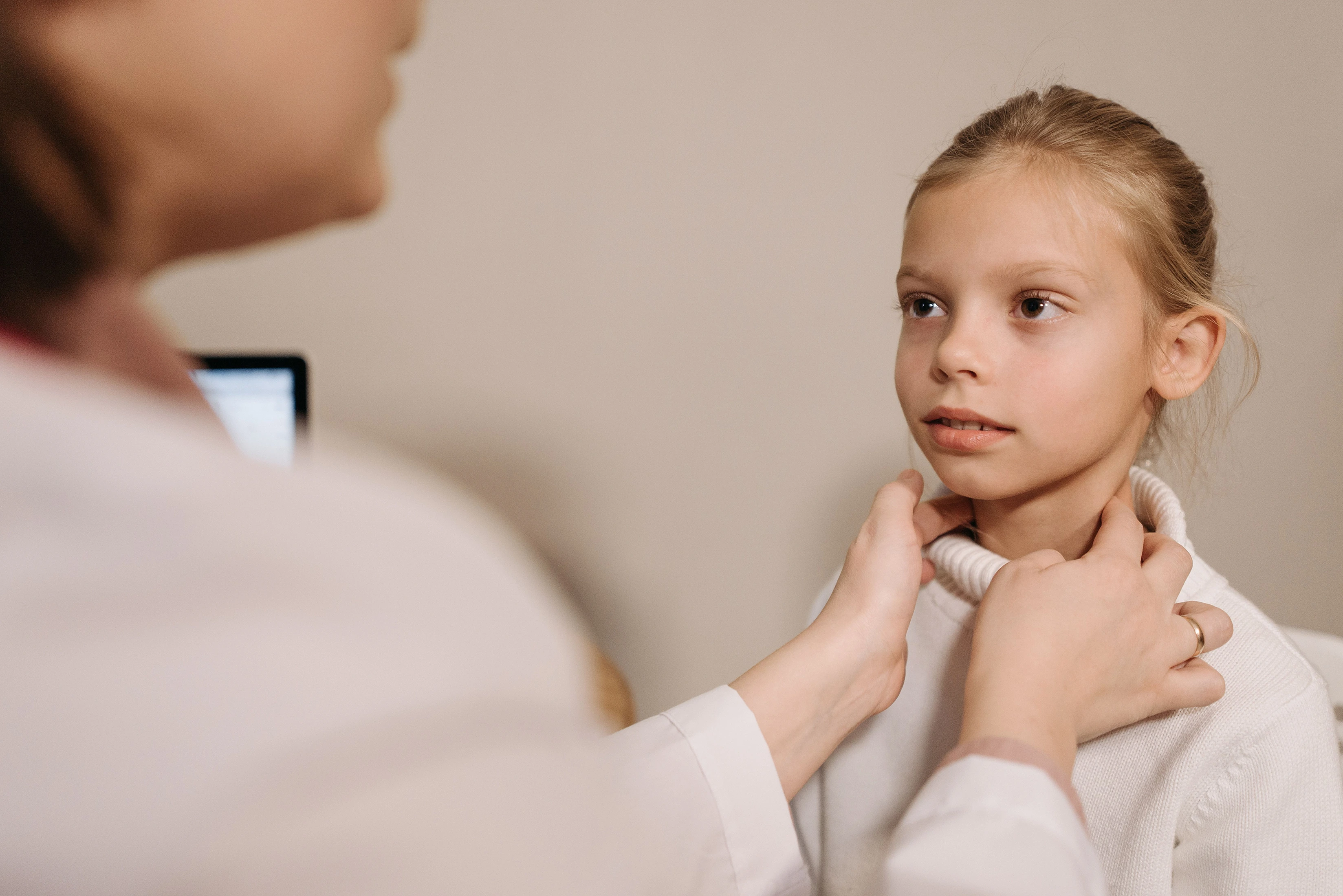 Toux rauque et respiration bruyante chez l’enfant : est-ce une laryngite ?
