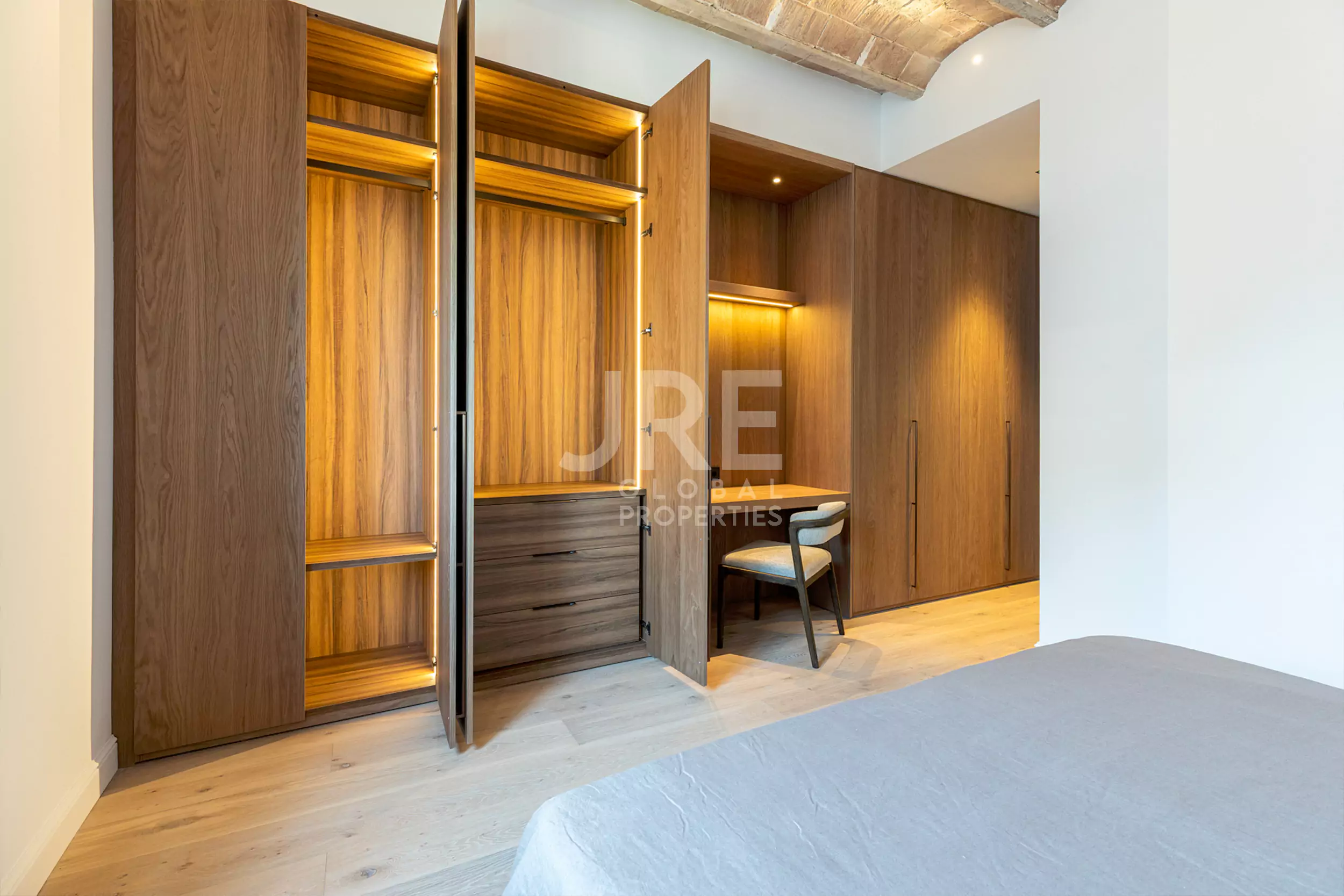 luxury-penthouse-recently-refurbished-walk-in-closet