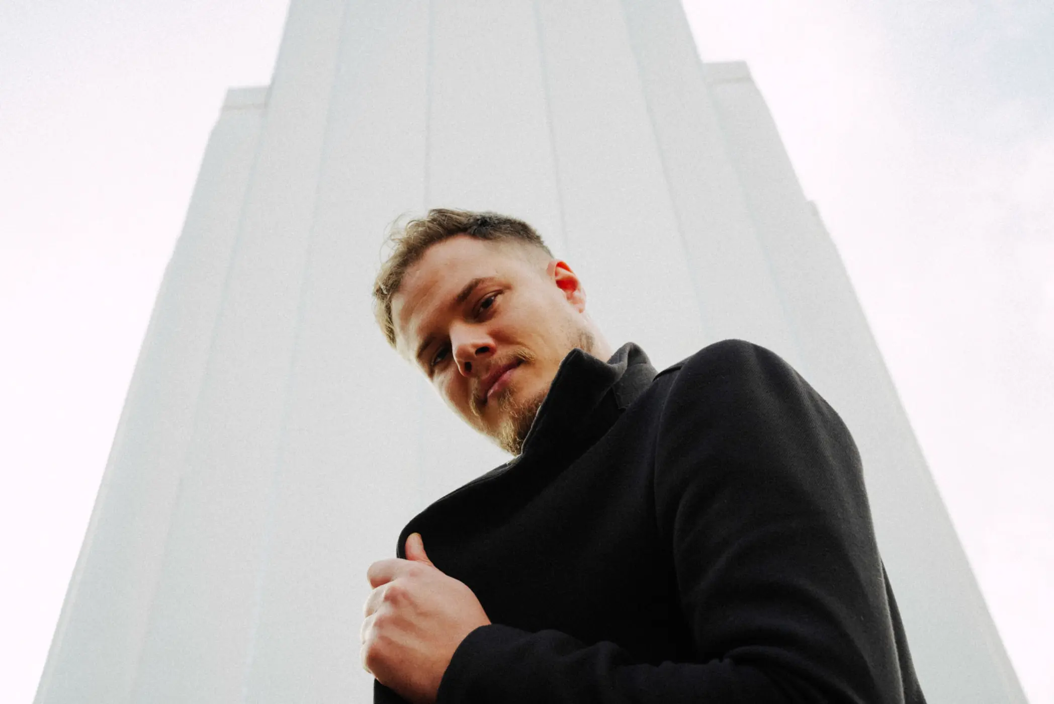 Harald i minimalistiske omgivelser, reflekterer Cure sitt fokus på rene linjer og moderne design.