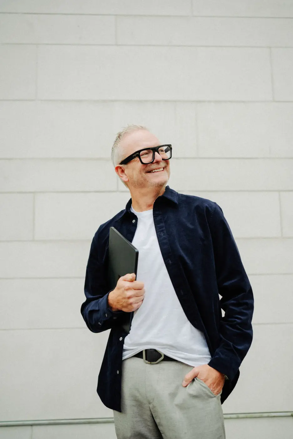 Truls hos Cure i minimalistisk setting, fremhever byråets rene designfilosofi.