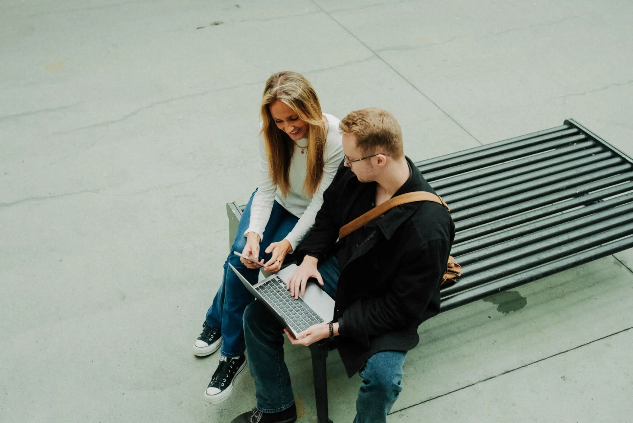 To ansatte hos Cure i samtale utendørs, representerer kreativt samarbeid og fleksibilitet.