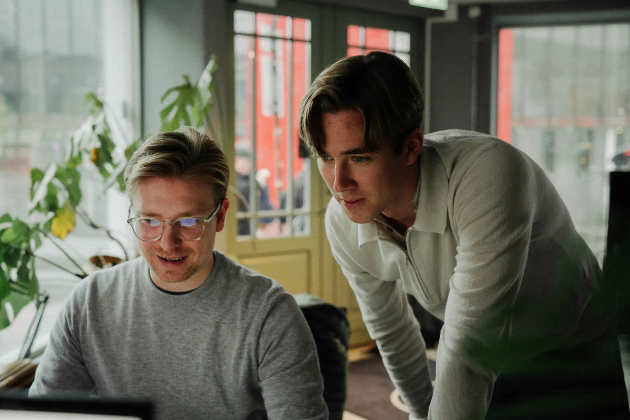 Team hos Cure brainstormer kreative kampanjer, med fokus på SEO og innholdsmarkedsføring.