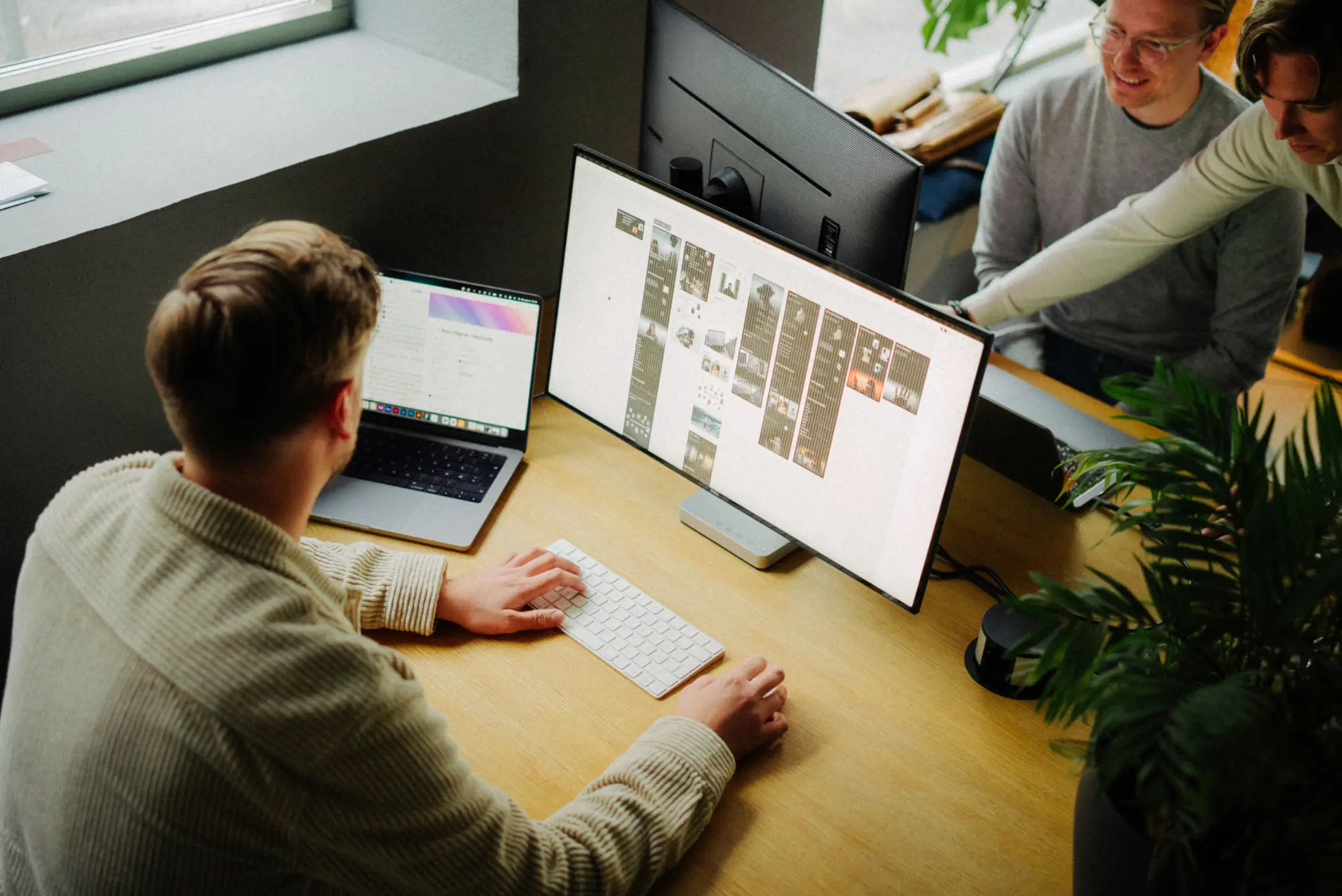 Kreativt team hos Cure diskuterer designløsninger på skjerm, fremhever samarbeid og brukeropplevelse.