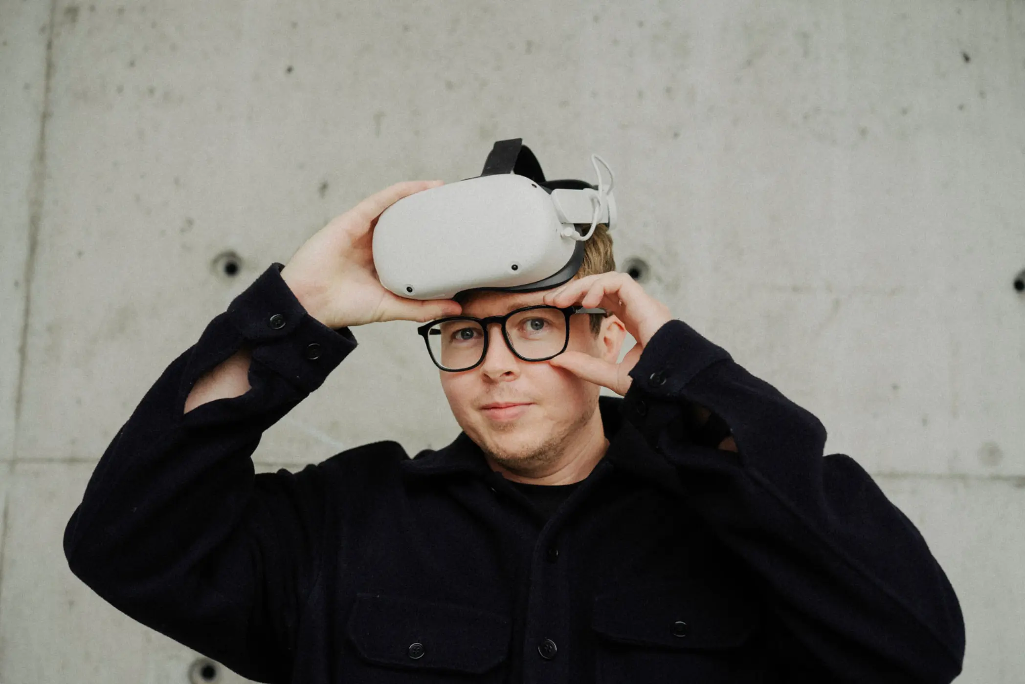 To ansatte hos Cure utforsker VR-løsninger som en del av fremtidens digitale opplevelser.
